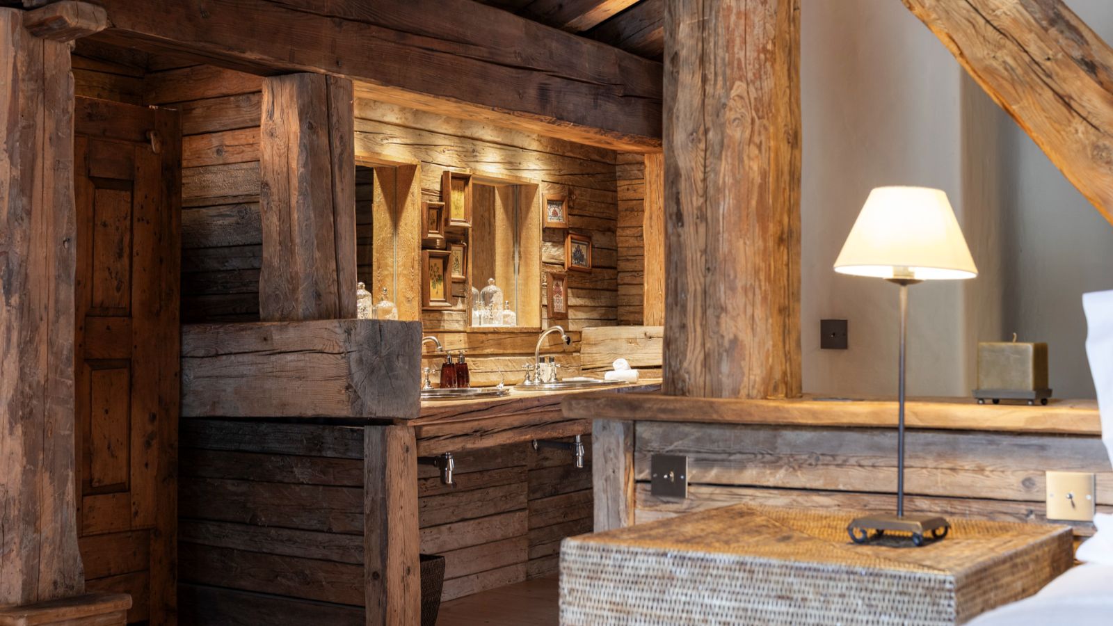 Luxury-Ski-Chalet-Val-d-Isere-Chalet-La-Reserve-Oxford-Ski-Sinks.jpg