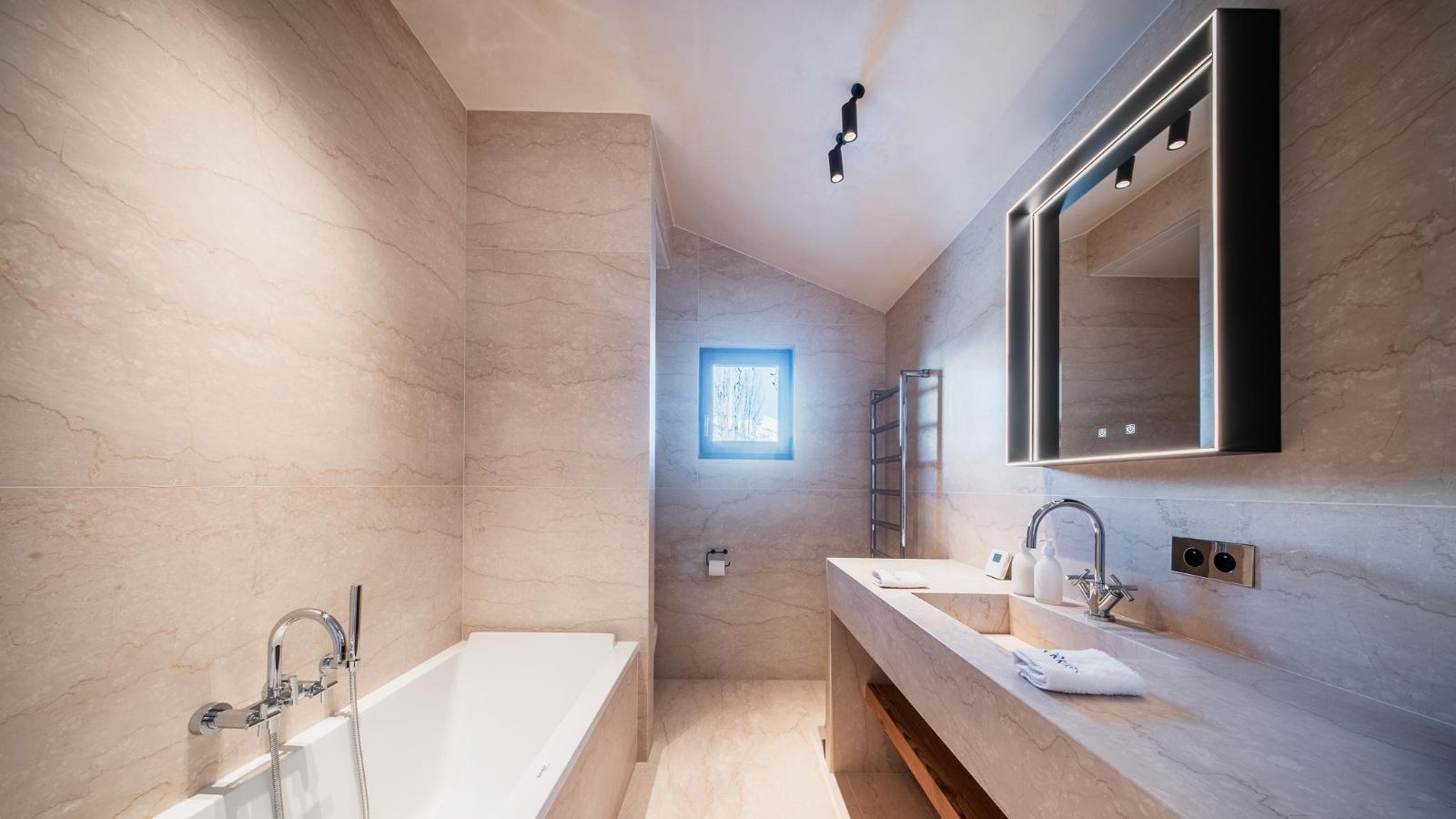 Luxury- ChaletOrkids2-Oxford ski- Bathroom.jpg