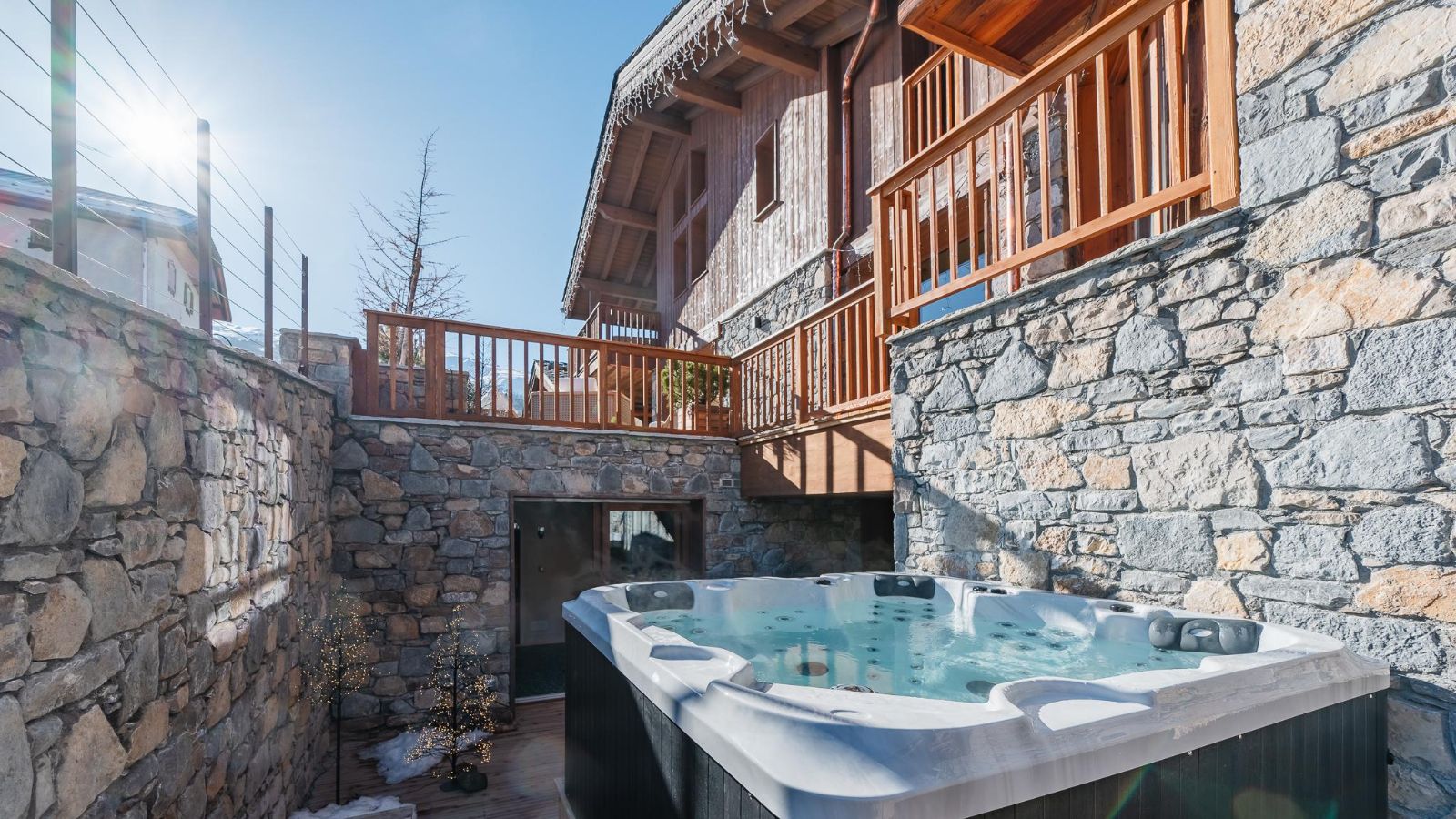 Luxury- ChaletOrkids2-Oxford ski- Jacuzzi.jpg