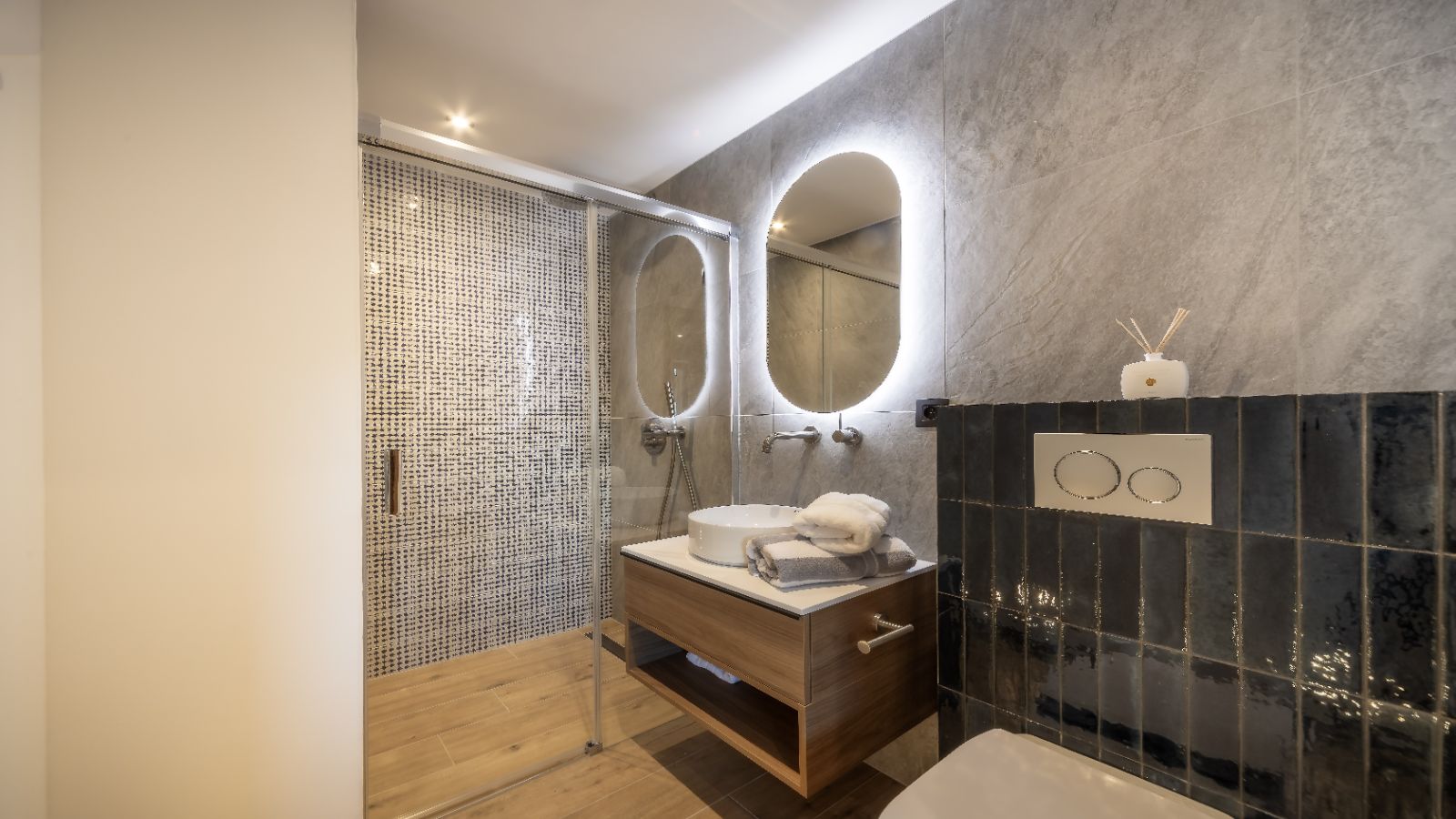 Chalet Pavot - Elevation Alps - bunk rom shower room.jpg