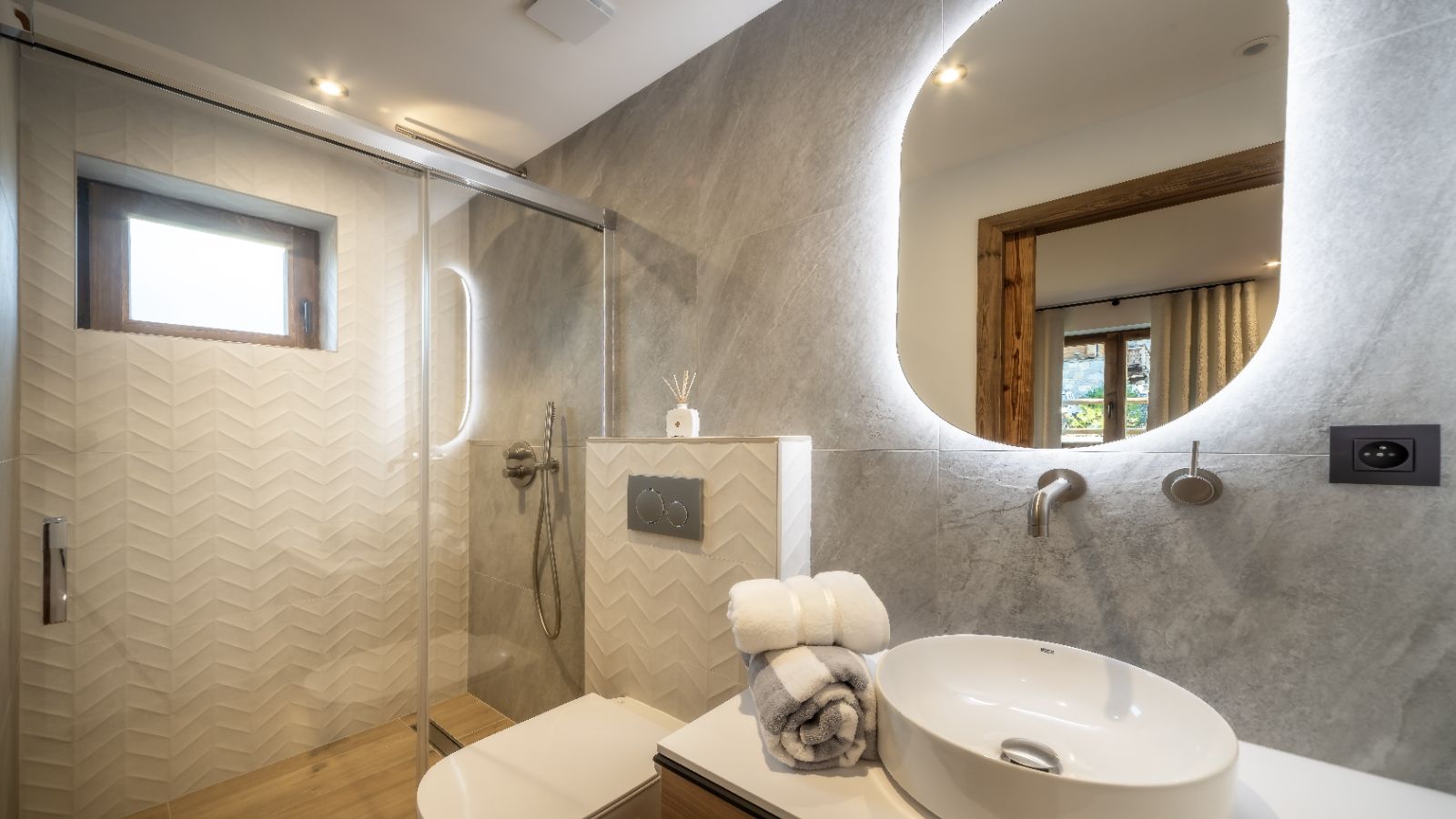 Chalet Pavot - Elevation Alps - ensuite bathroom.jpg