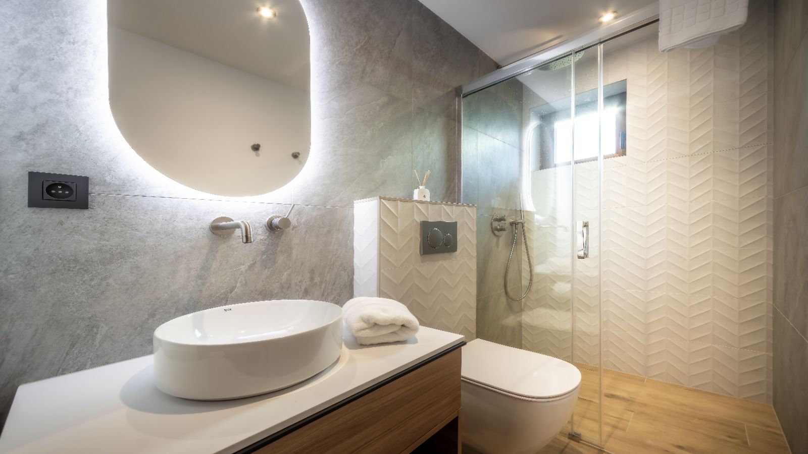 Chalet Pavot - Elevation Alps - ensuite shower room.jpg