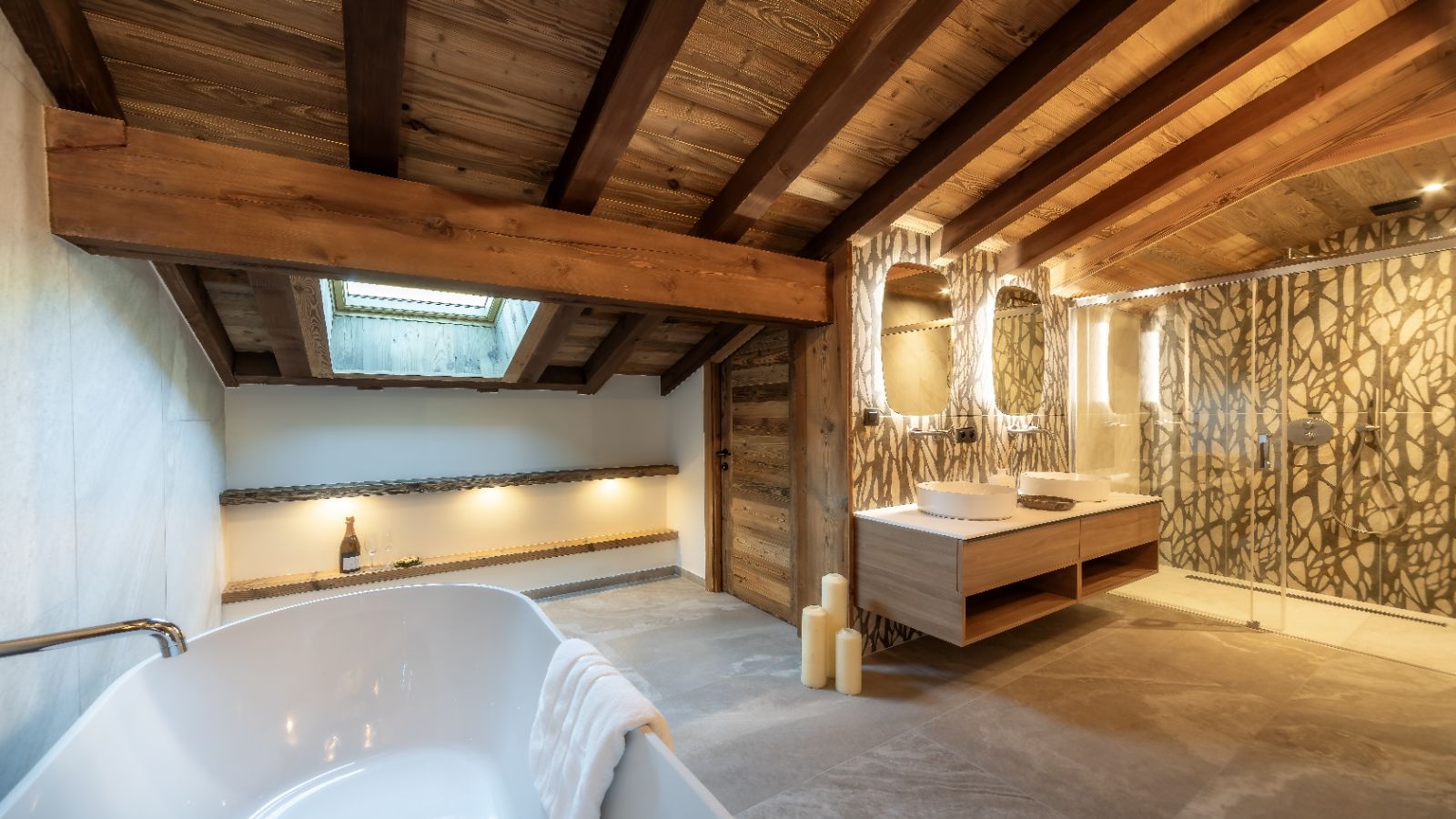 Chalet Pavot - Elevation Alps - Luxurious bathroom.jpg