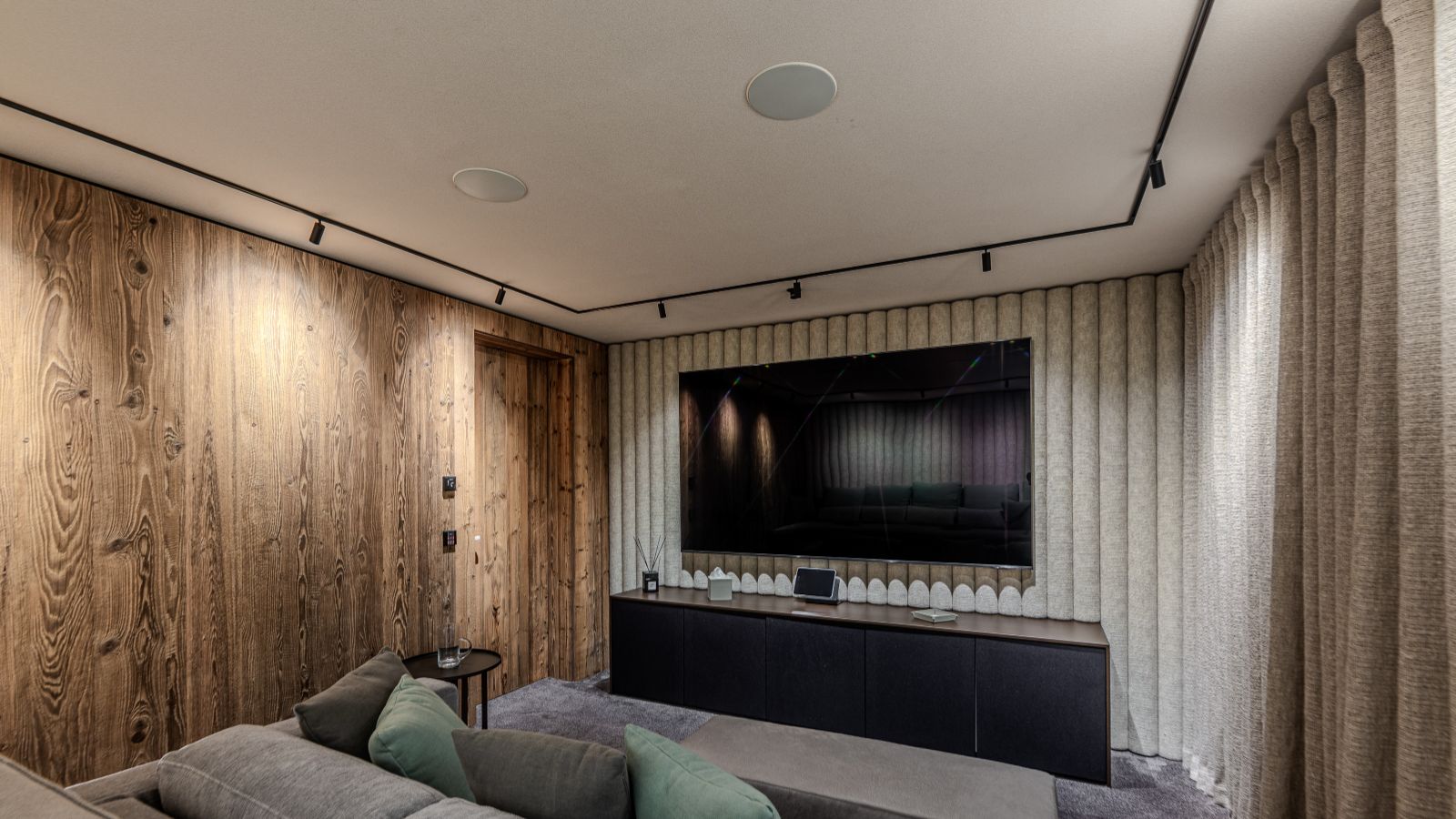 Luxury-ski-Chalet-Epica-oxford-ski TV room 2.jpg