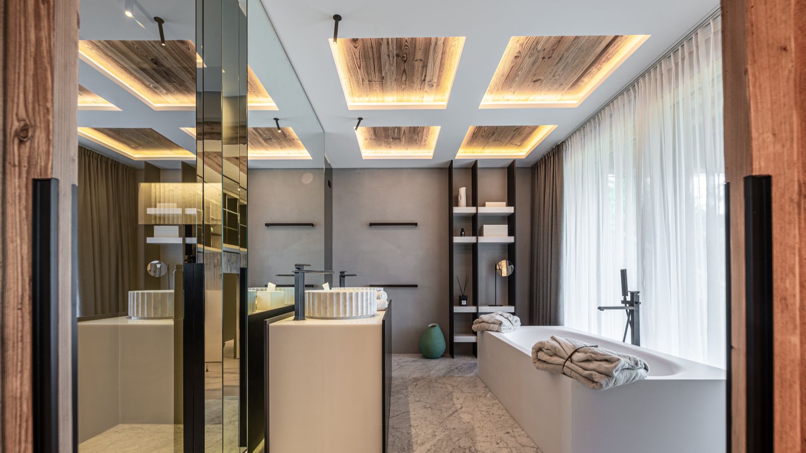 Luxury-ski-Chalet-Epica-oxford-ski Bedroom1 2.jpg