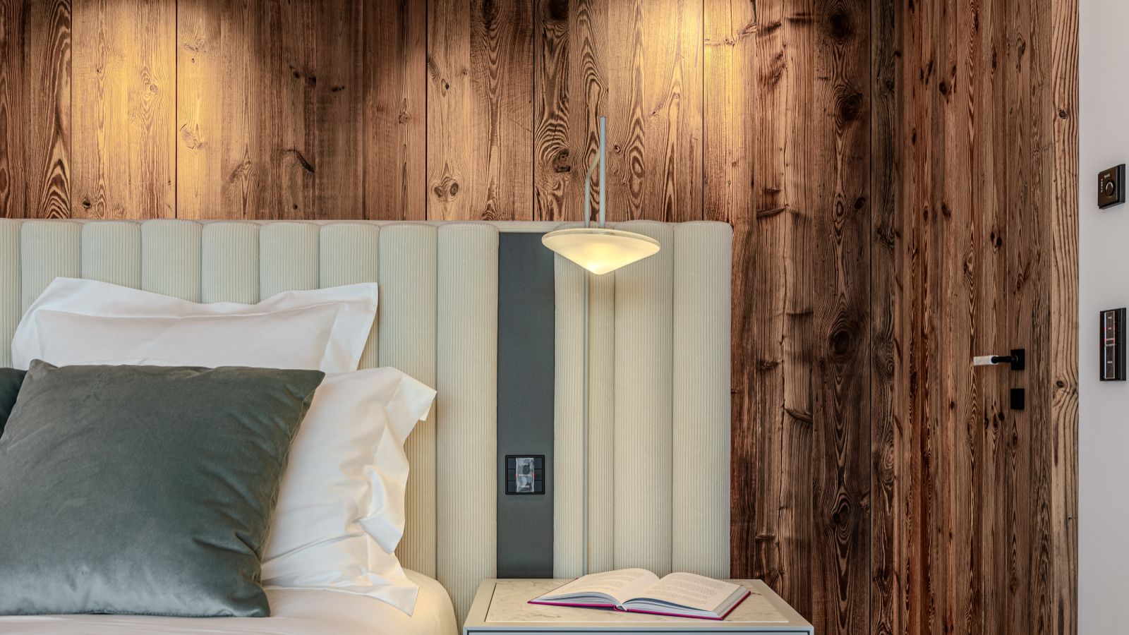 Luxury-ski-Chalet-Epica-oxford-ski Bedroom2 4.jpg