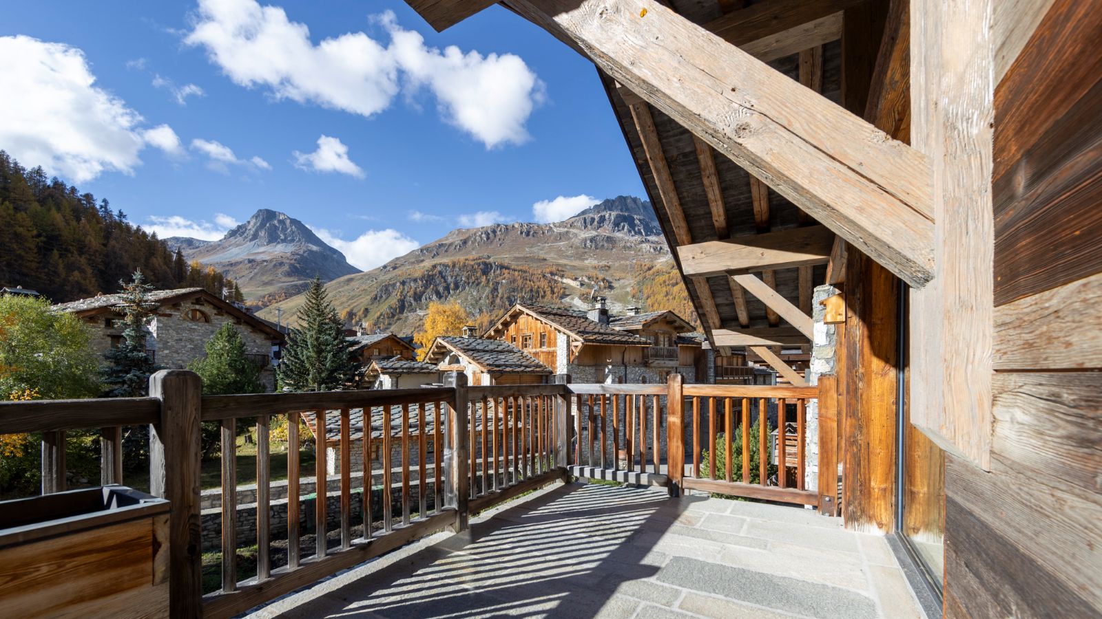 Luxury-ski-chalet-resort-Chalet Angelus2-Oxford Ski  Balcony.jpg