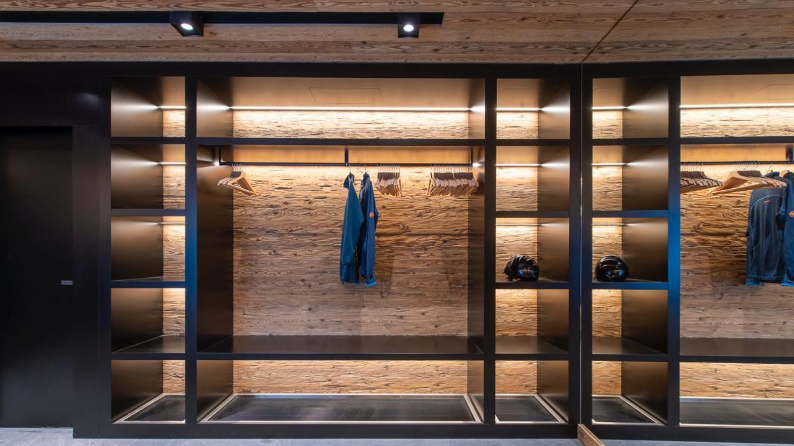 Luxury-ski-chalet-Falcon Penthouse-oxford-ski  Closet.jpg