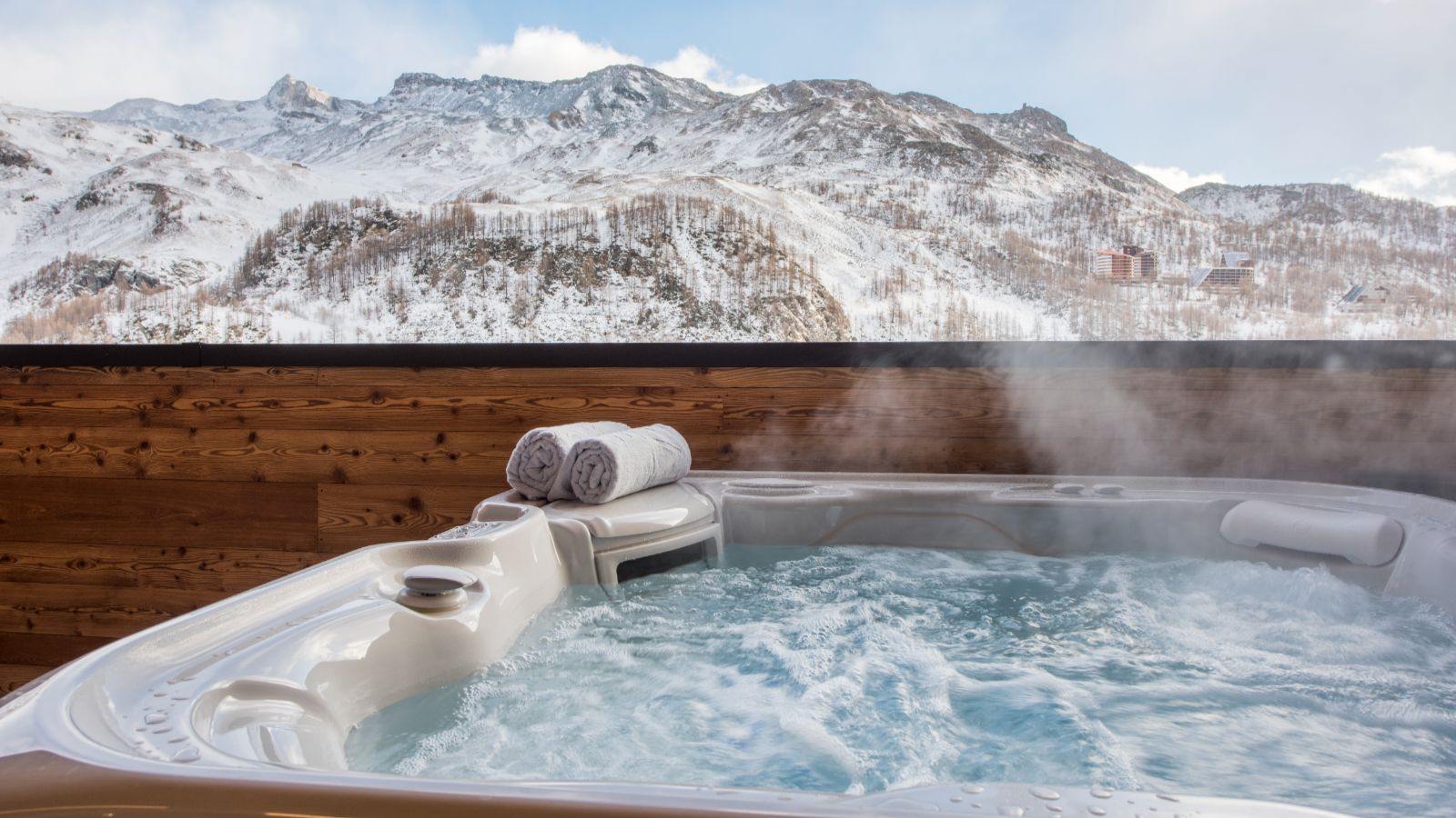 Luxury-Ski-Hotel-principe-delle-nevi-cervinia-Oxford-Ski-Hot-Tub.jpg