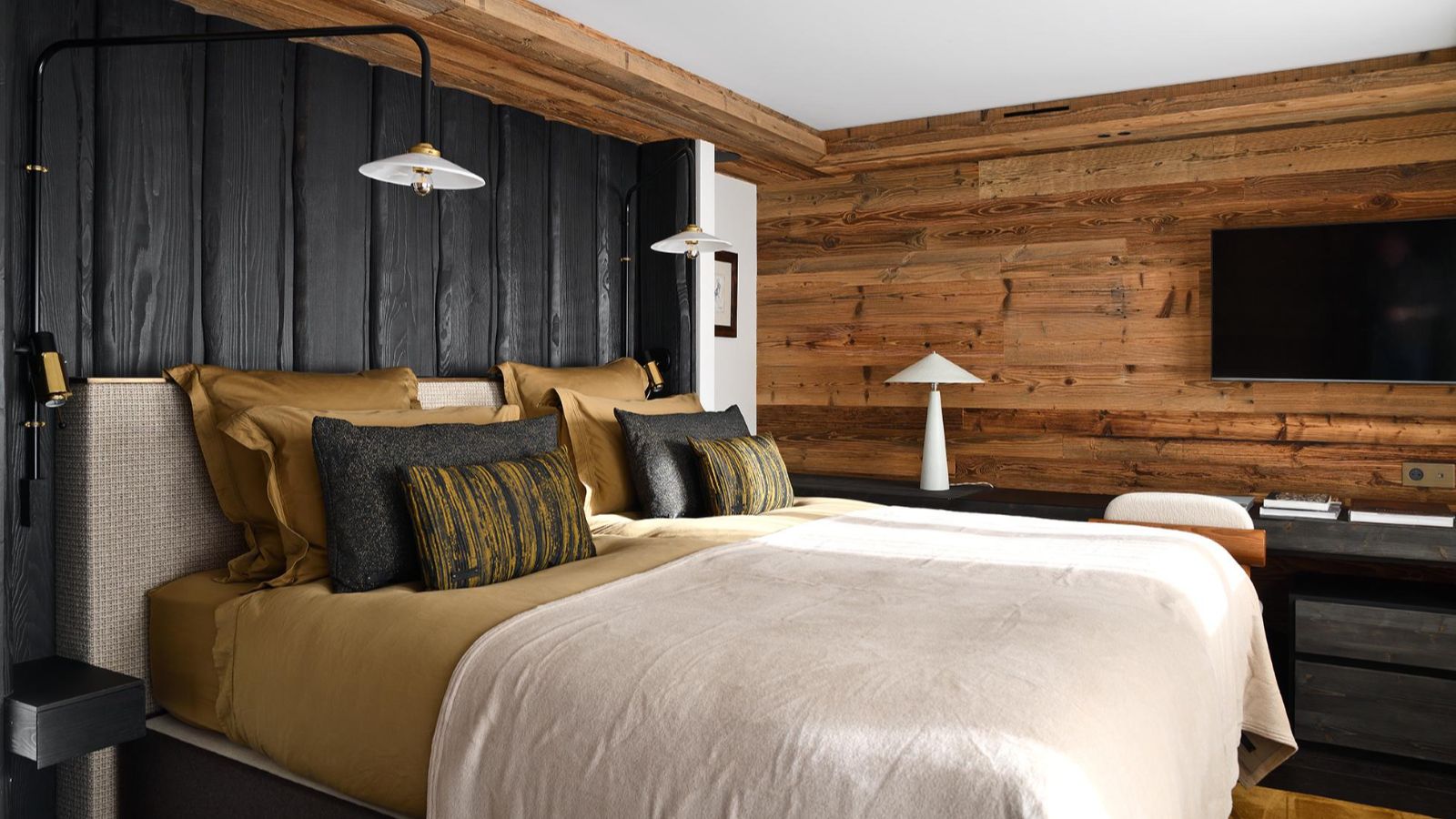 Luxury-Ski-Chalet-Courchevel-1850-Chalet-Yin-&-Yang-Oxford-Ski-Bedroom (1).jpg