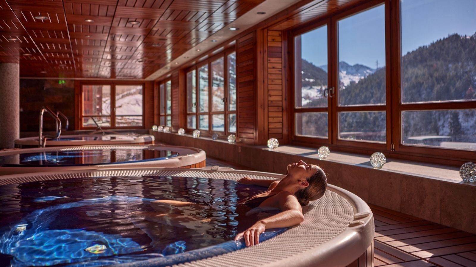 Luxury-ski-chalet-Sport Hotel Hermitage -oxford-ski Hot tub.jpg