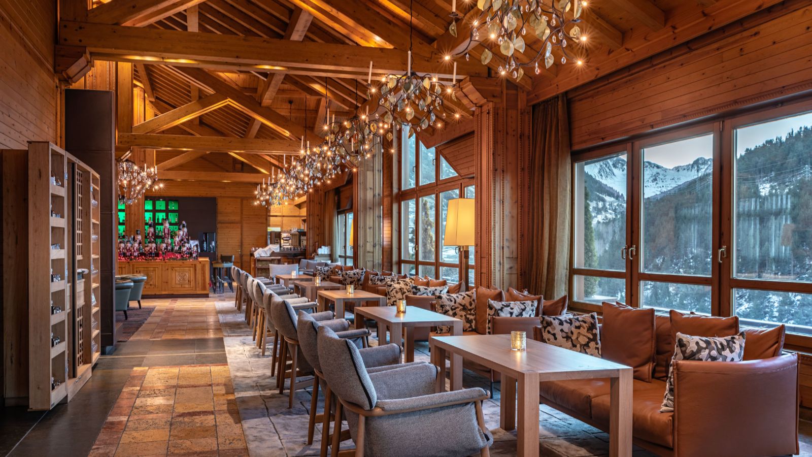 Luxury-ski-chalet-Sport Hotel Hermitage -oxford-ski Dining area.jpg