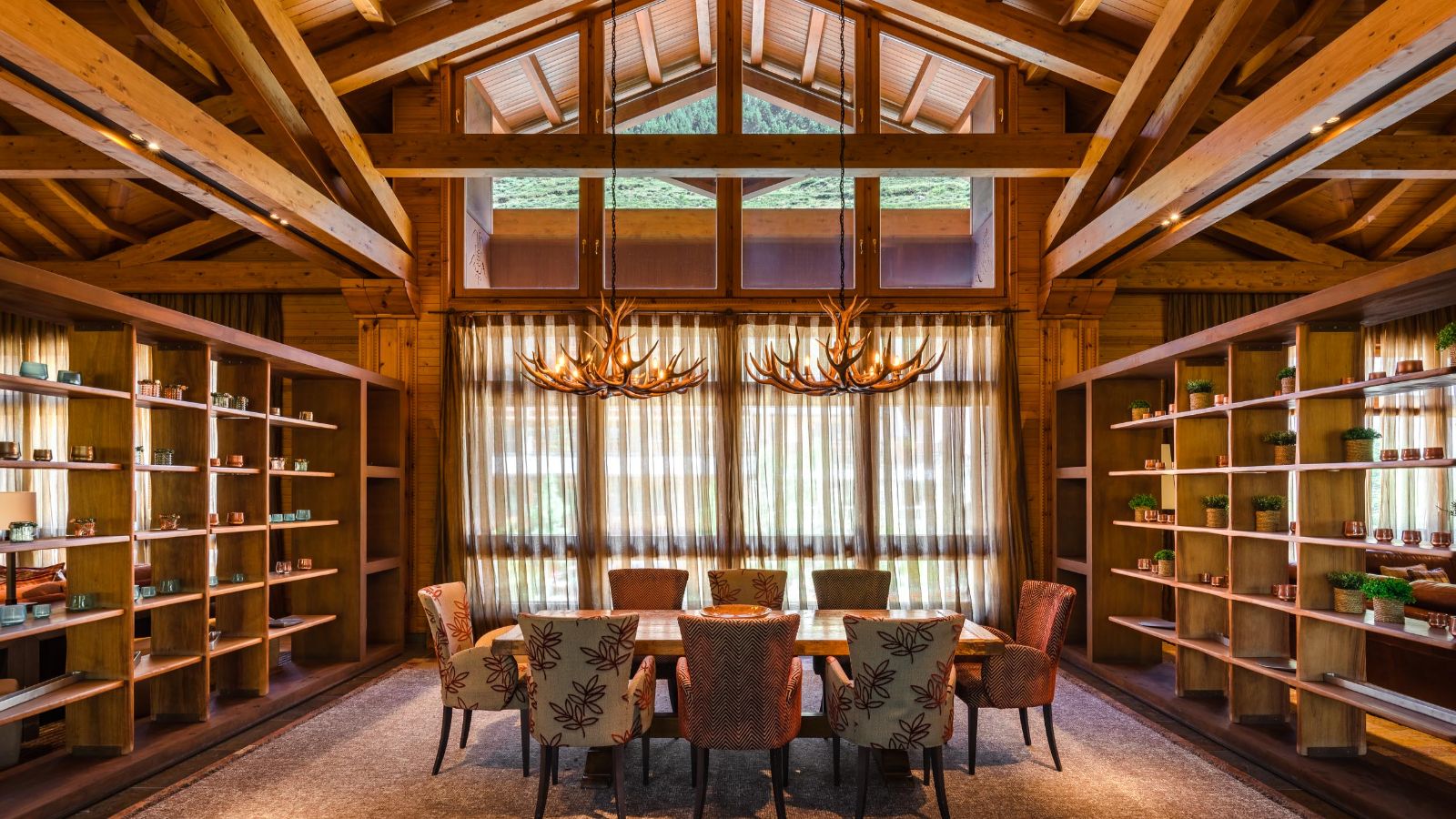 Luxury-ski-chalet-Sport Hotel Hermitage -oxford-ski Dining (2).jpg