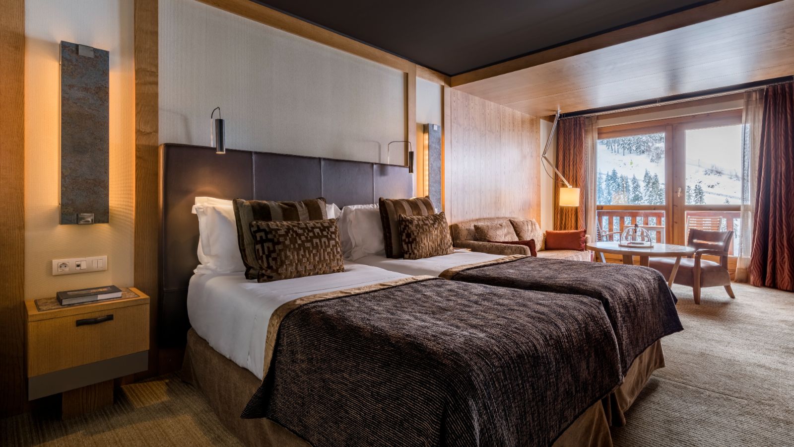 Luxury-ski-chalet-Sport Hotel Hermitage -oxford-ski bedroom3.jpg