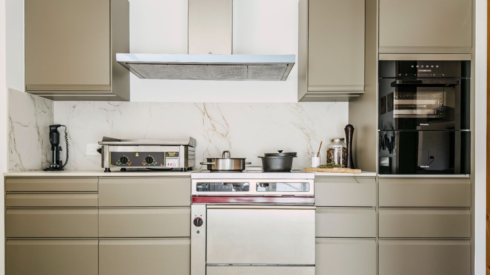 Luxury-ski-chalet-L Tzoumaz Lodge -oxford-ski- Kitchen.jpg