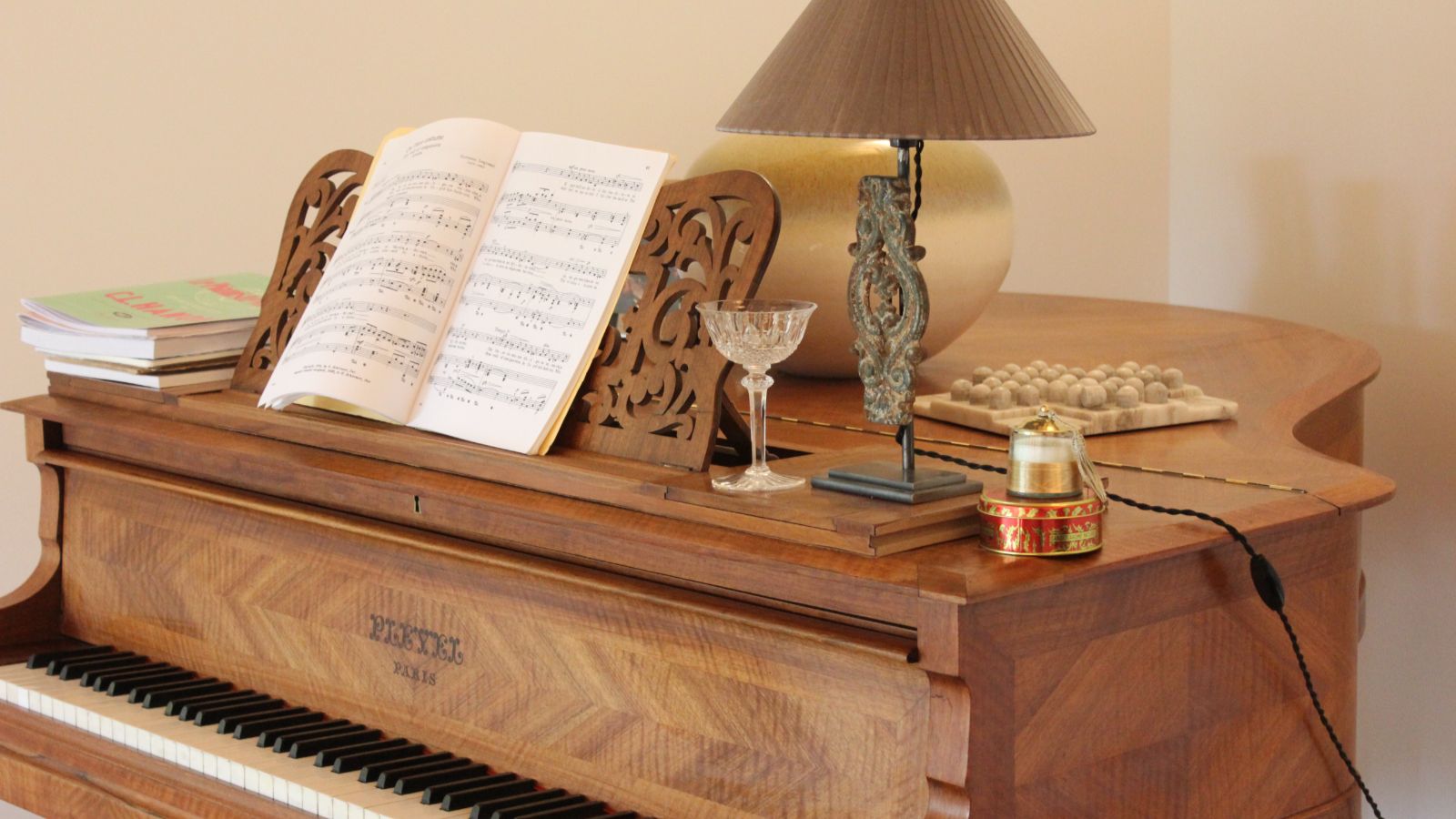 La Tzoumaz Lodge baby grand piano3.JPG