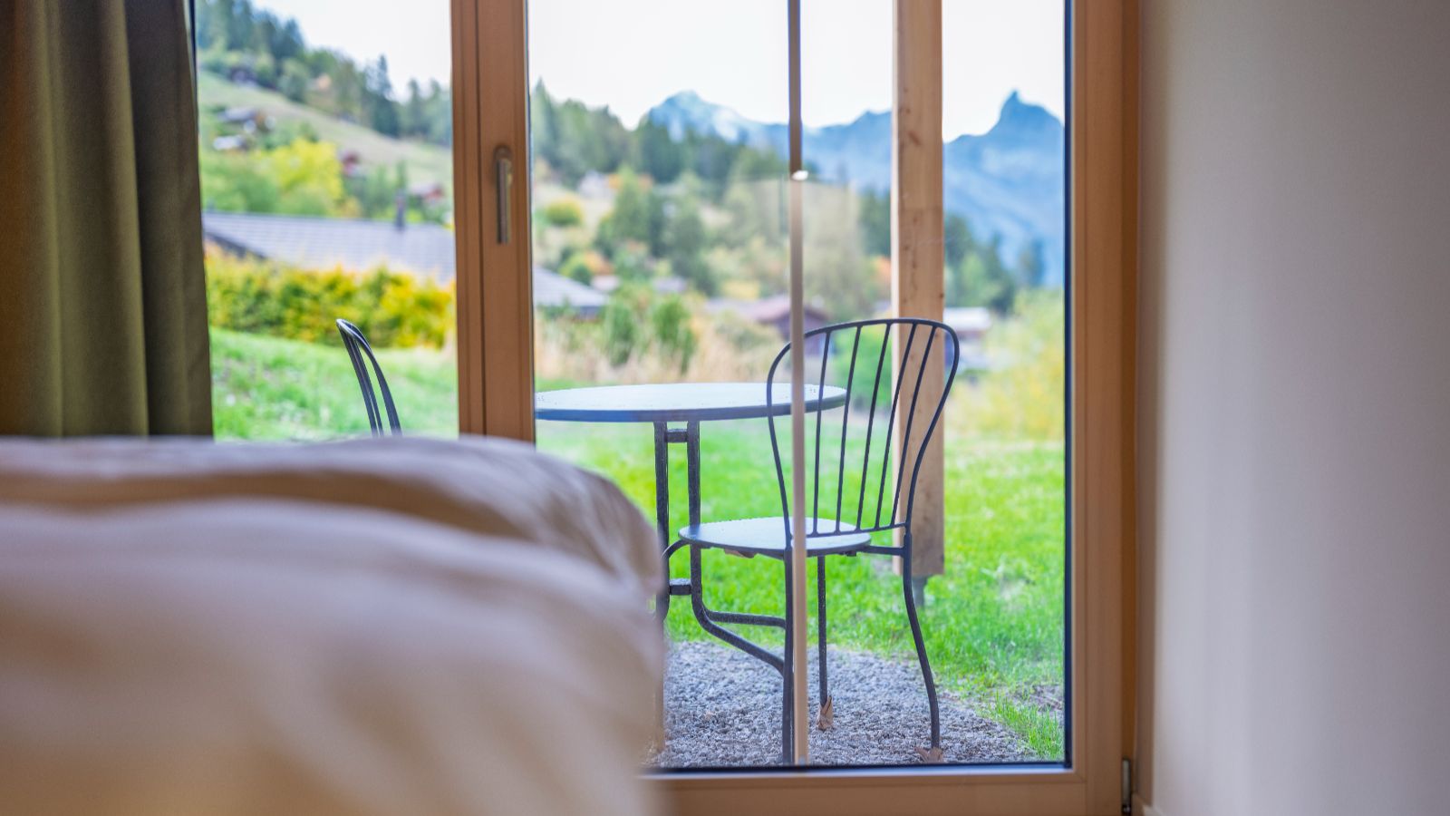 Luxury-ski-chalet-L Tzoumaz Lodge -oxford-ski Bedroom 2.jpg