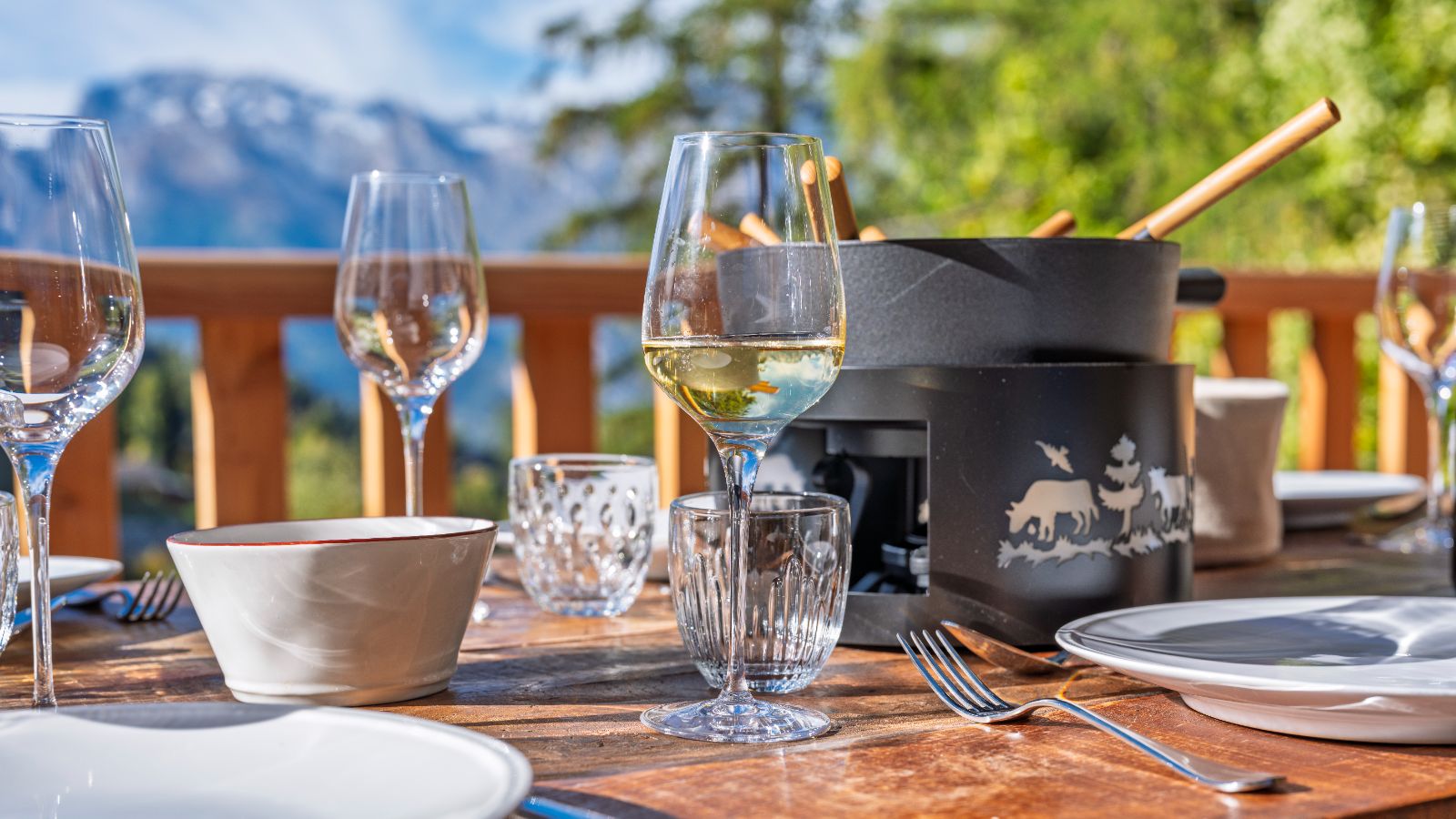 Luxury-ski-chalet-L Tzoumaz Lodge -oxford-ski fondue terrasse 1.jpg