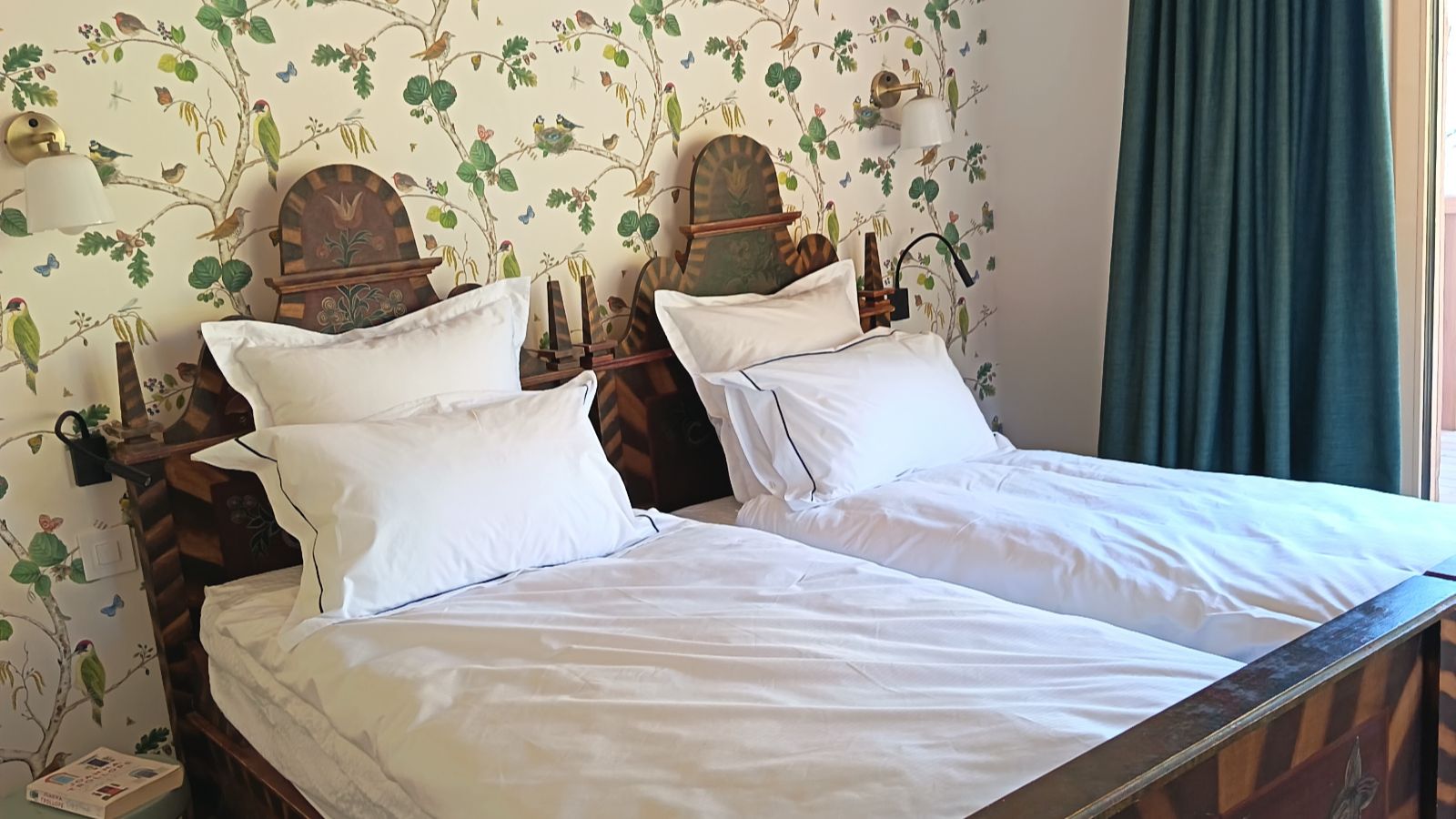 Luxury-ski-chalet-L Tzoumaz Lodge -oxford-ski  bedroom twin.jpg