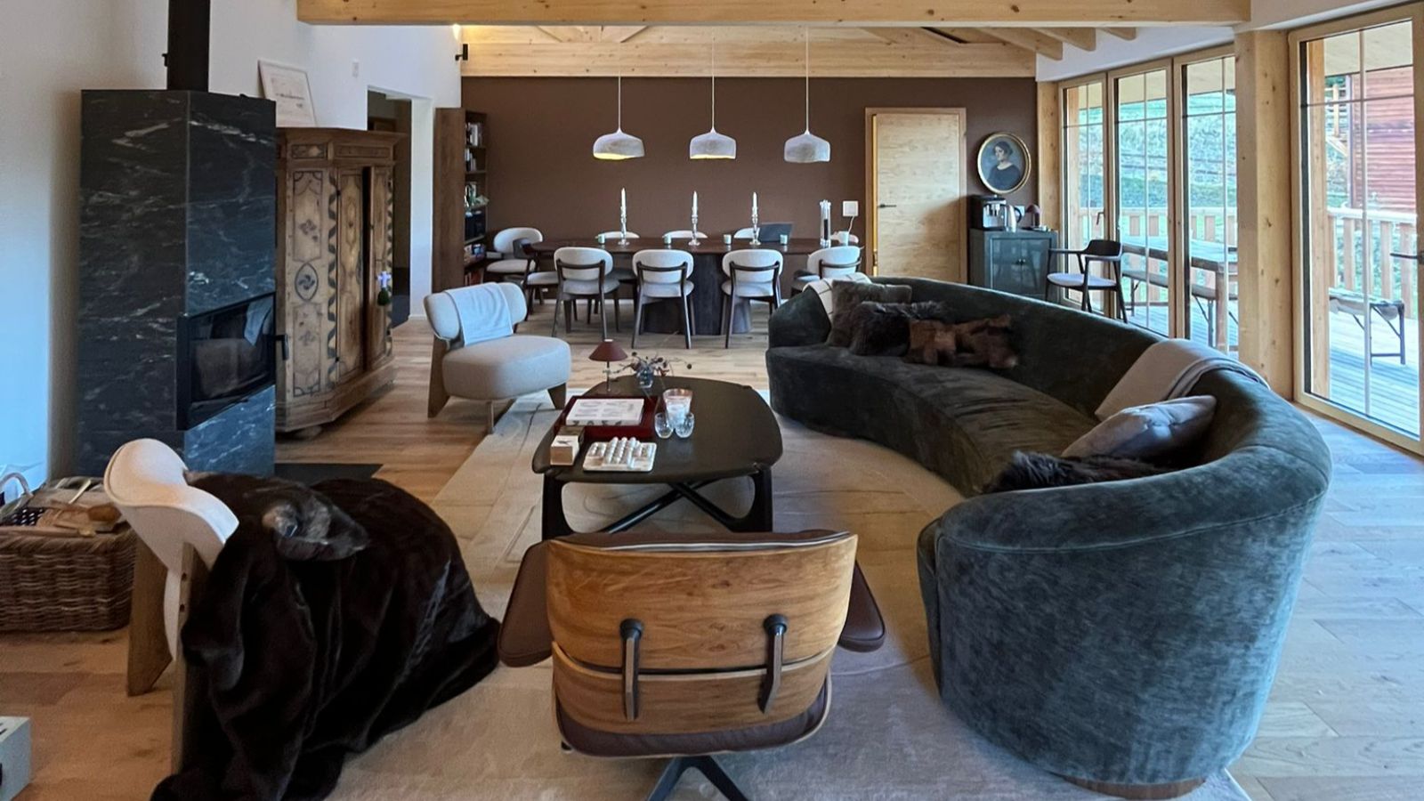 Luxury-ski-chalet-L Tzoumaz Lodge -oxford-ski  salon.jpg