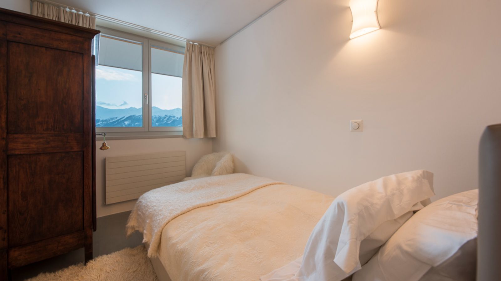 Luxury-ski-chalet-Chalet Peregrine-oxford-ski single room.jpg