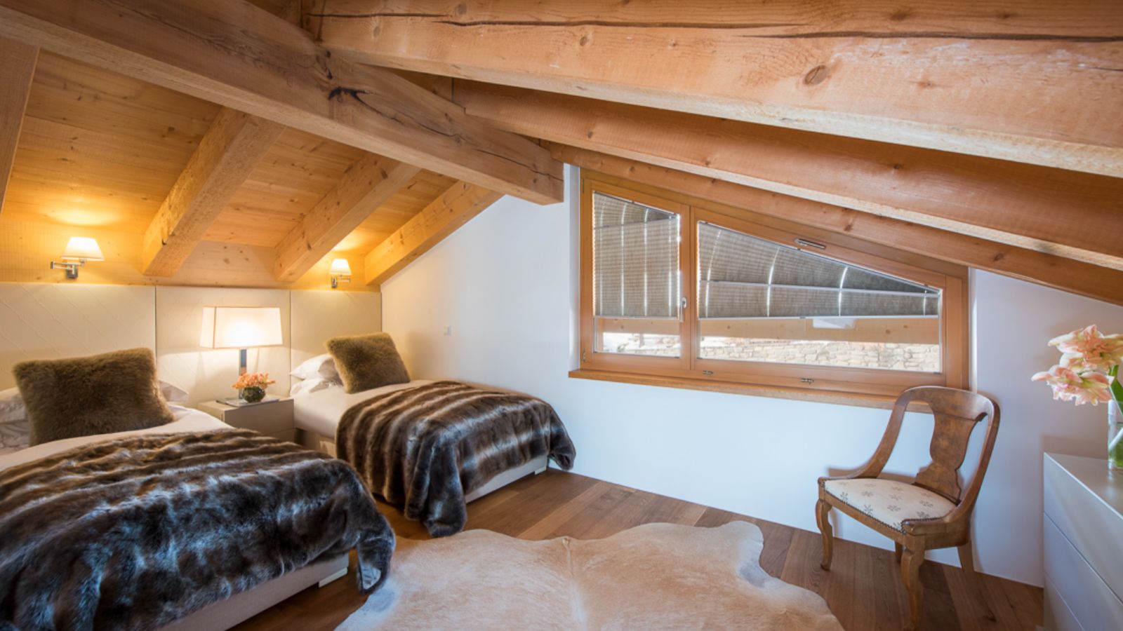 Luxury-ski-chalet-Chalet Peregrine-oxford-ski twin bedroom.jpg