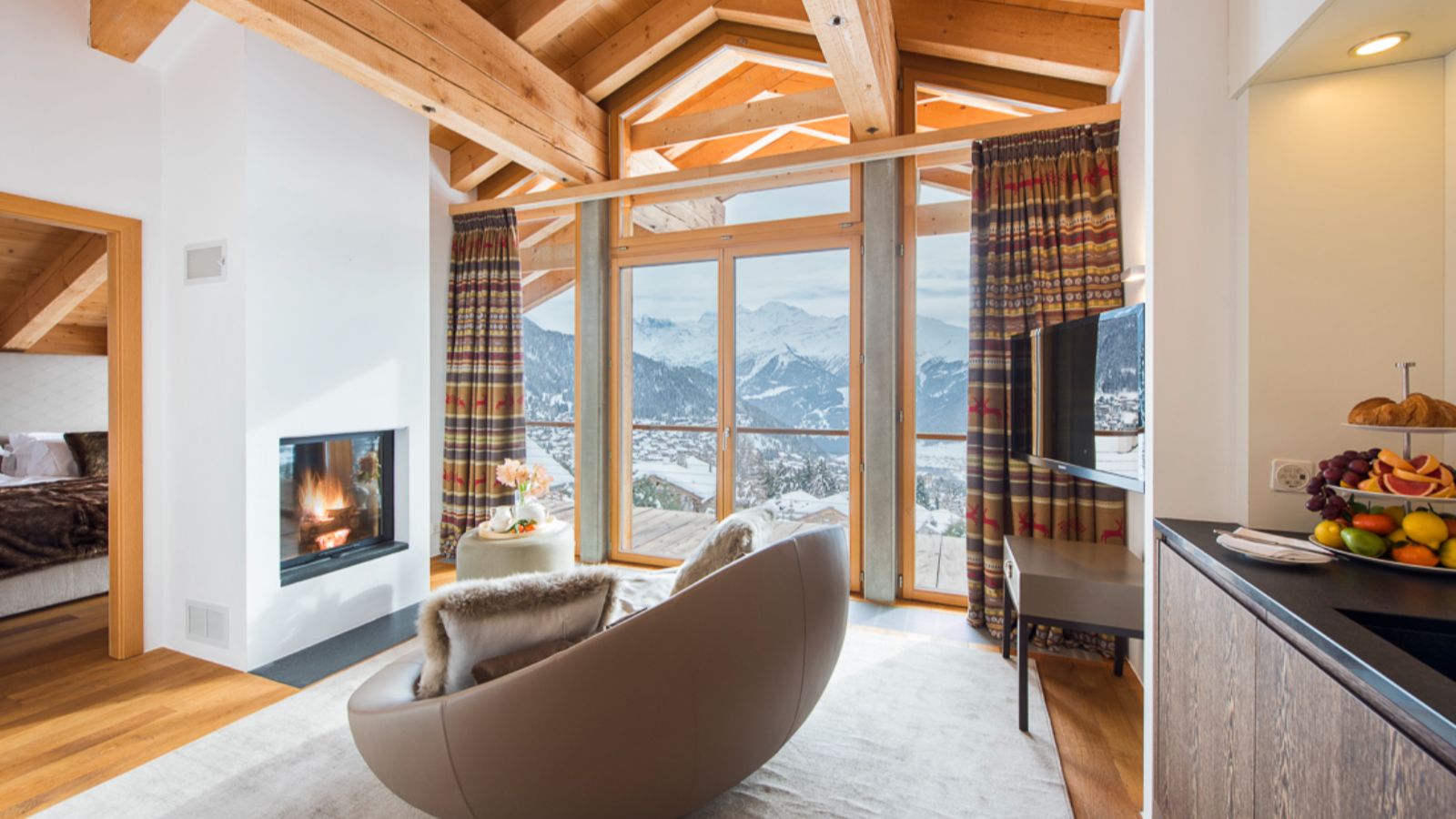 Luxury-ski-chalet-Chalet Peregrine-oxford-ski  Bedroom (2).jpg