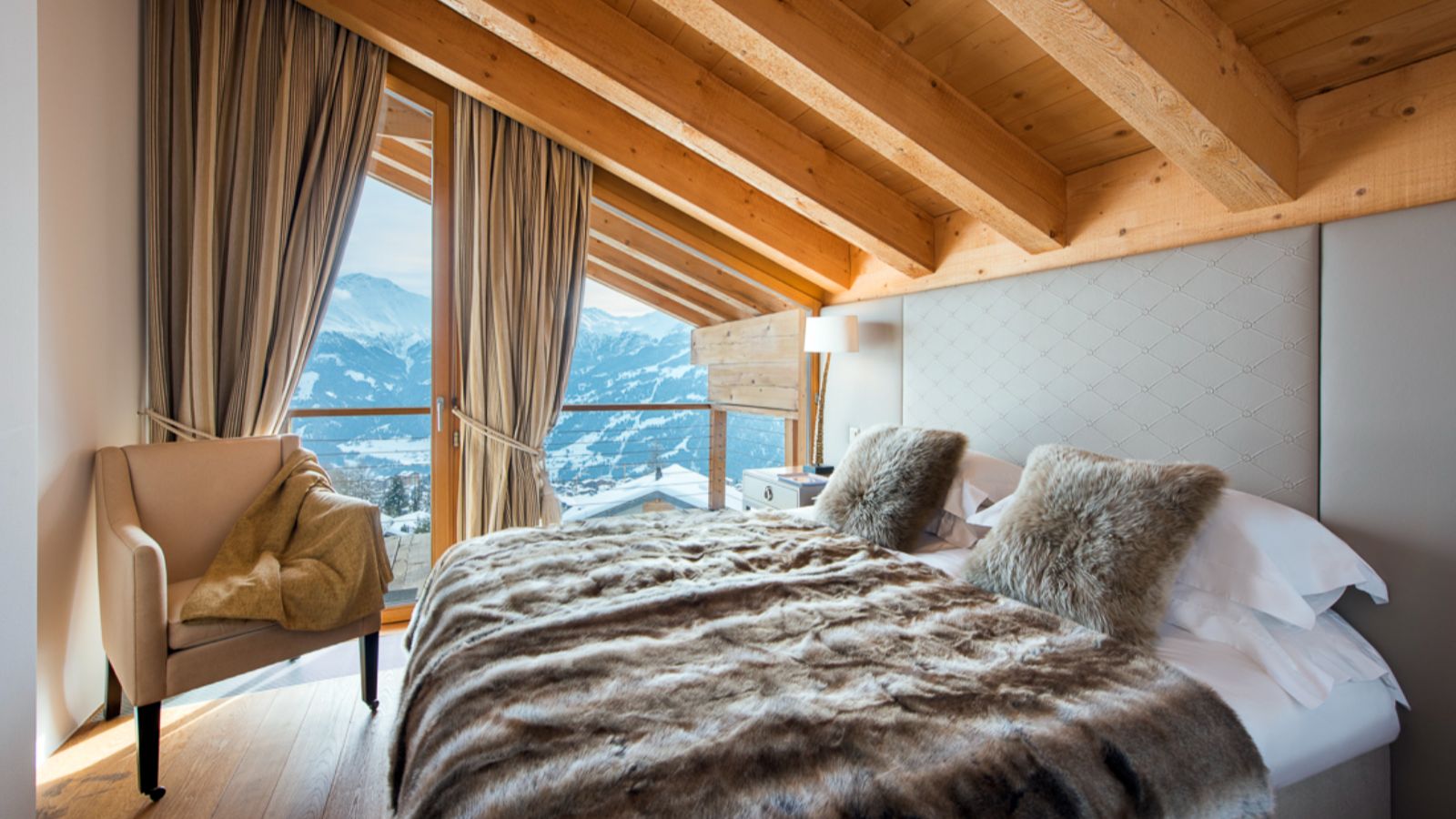 Luxury-ski-chalet-Chalet Peregrine-oxford-ski  Bedroom (4).jpg