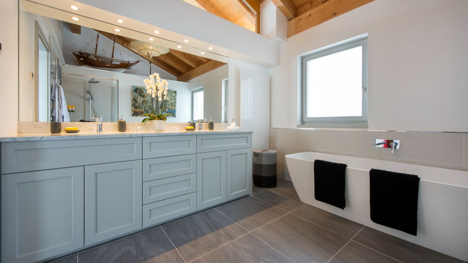 Luxury-ski-chalet-Chalet Peregrine-oxford-ski Bathroom (3).jpg