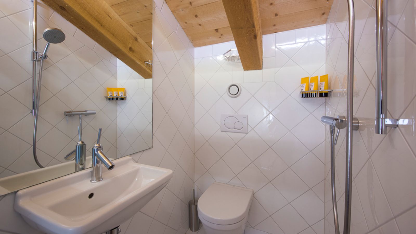 Luxury-ski-chalet-Chalet Peregrine-oxford-ski Bathroom (6).jpg