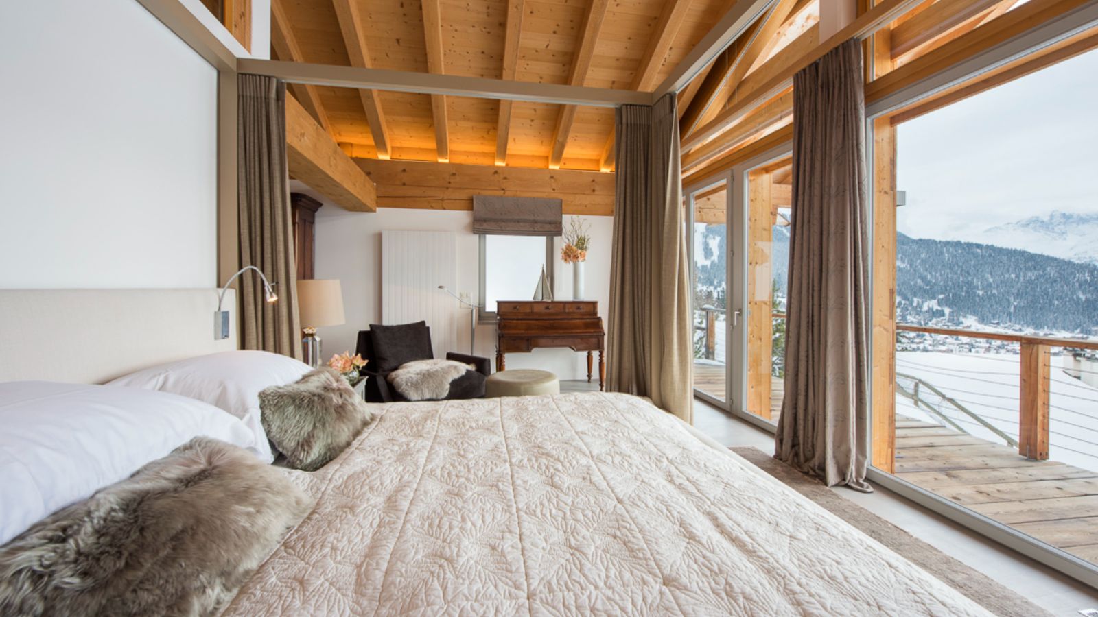 Luxury-ski-chalet-Chalet Peregrine-oxford-ski Bedroom (2).jpg