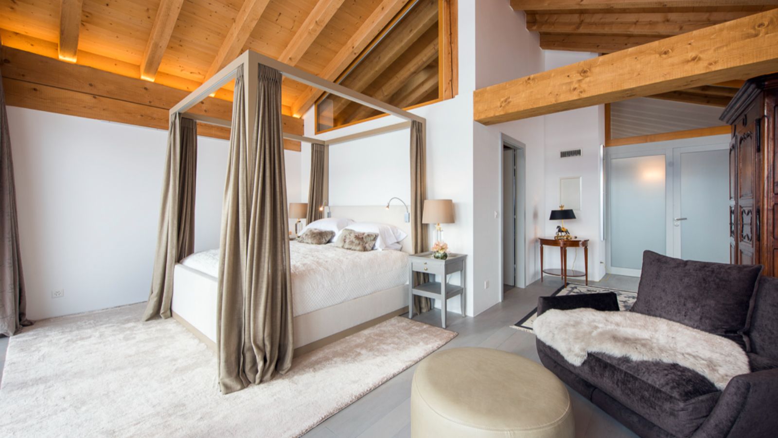 Luxury-ski-chalet-Chalet Peregrine-oxford-ski Bedroom (3).jpg