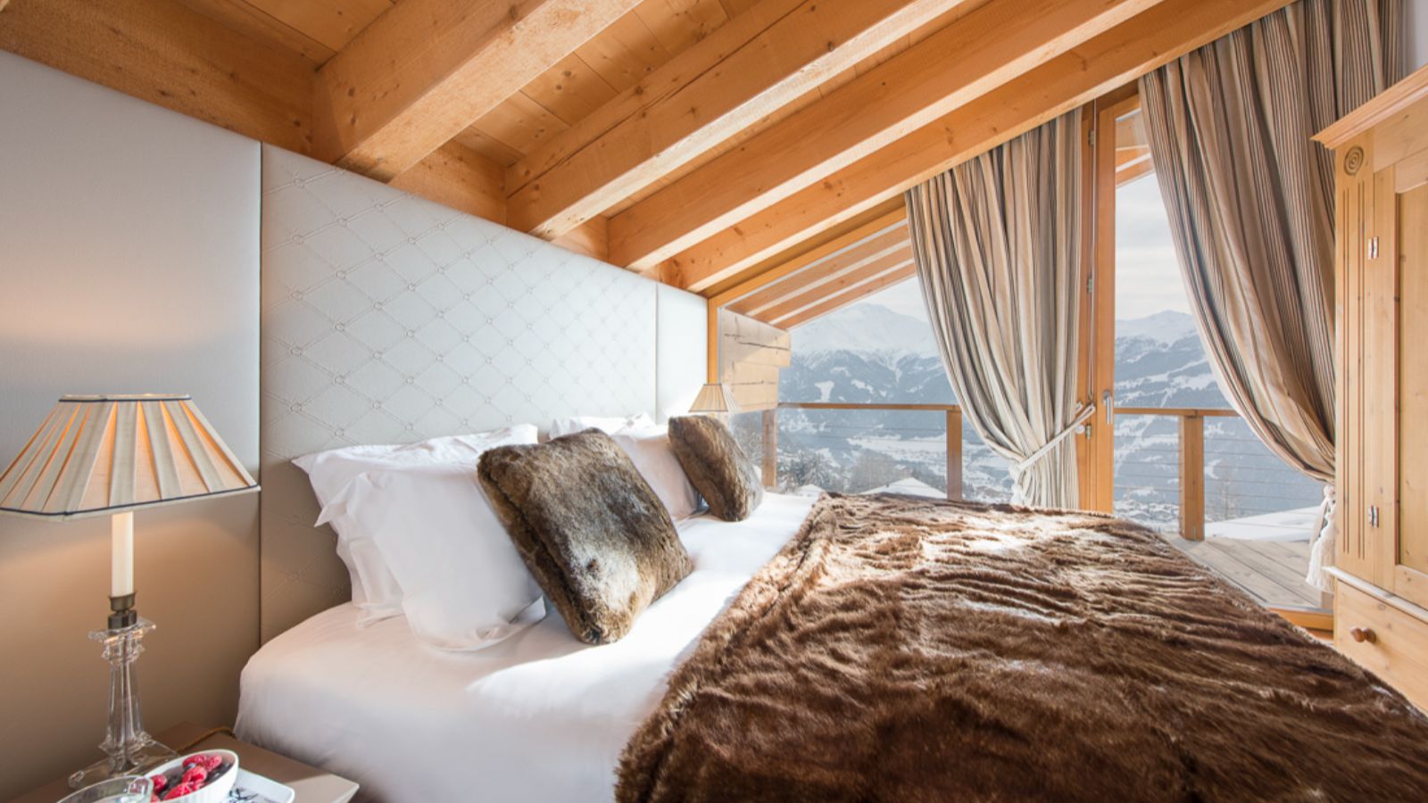 Luxury-ski-chalet-Chalet Peregrine-oxford-ski Bedroom (4).jpg