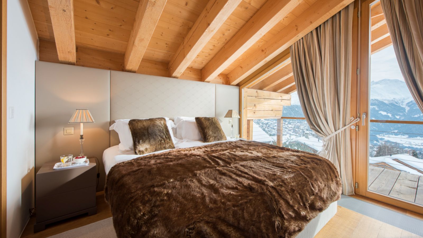 Luxury-ski-chalet-Chalet Peregrine-oxford-ski Bedroom (5).jpg