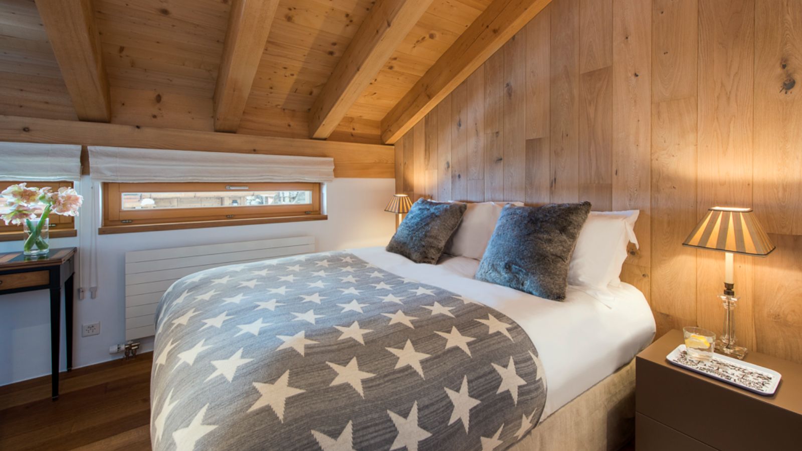 Luxury-ski-chalet-Chalet Peregrine-oxford-ski Bedroom (6).jpg