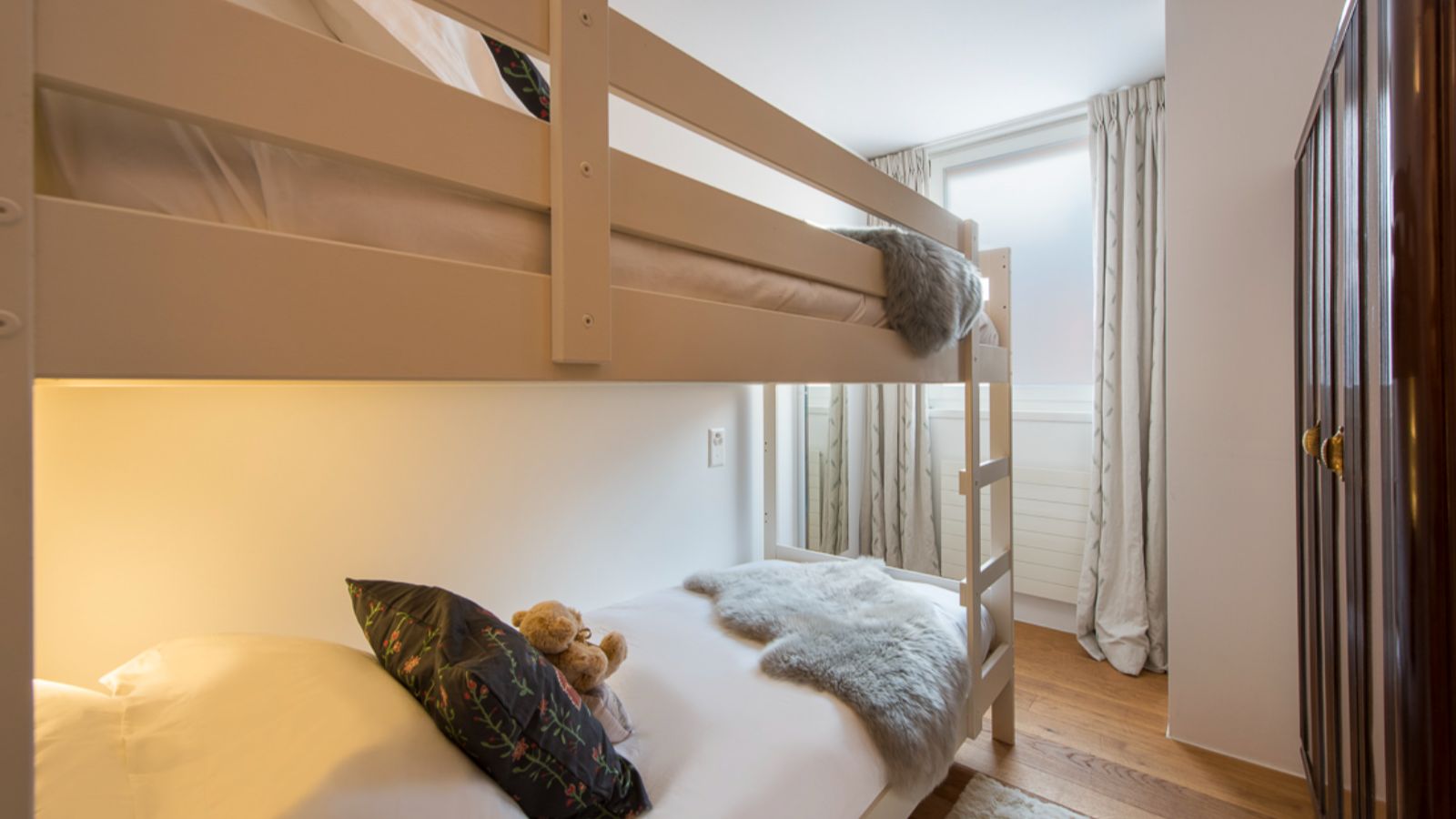 Luxury-ski-chalet-Chalet Peregrine-oxford-ski bedroom (7).jpg