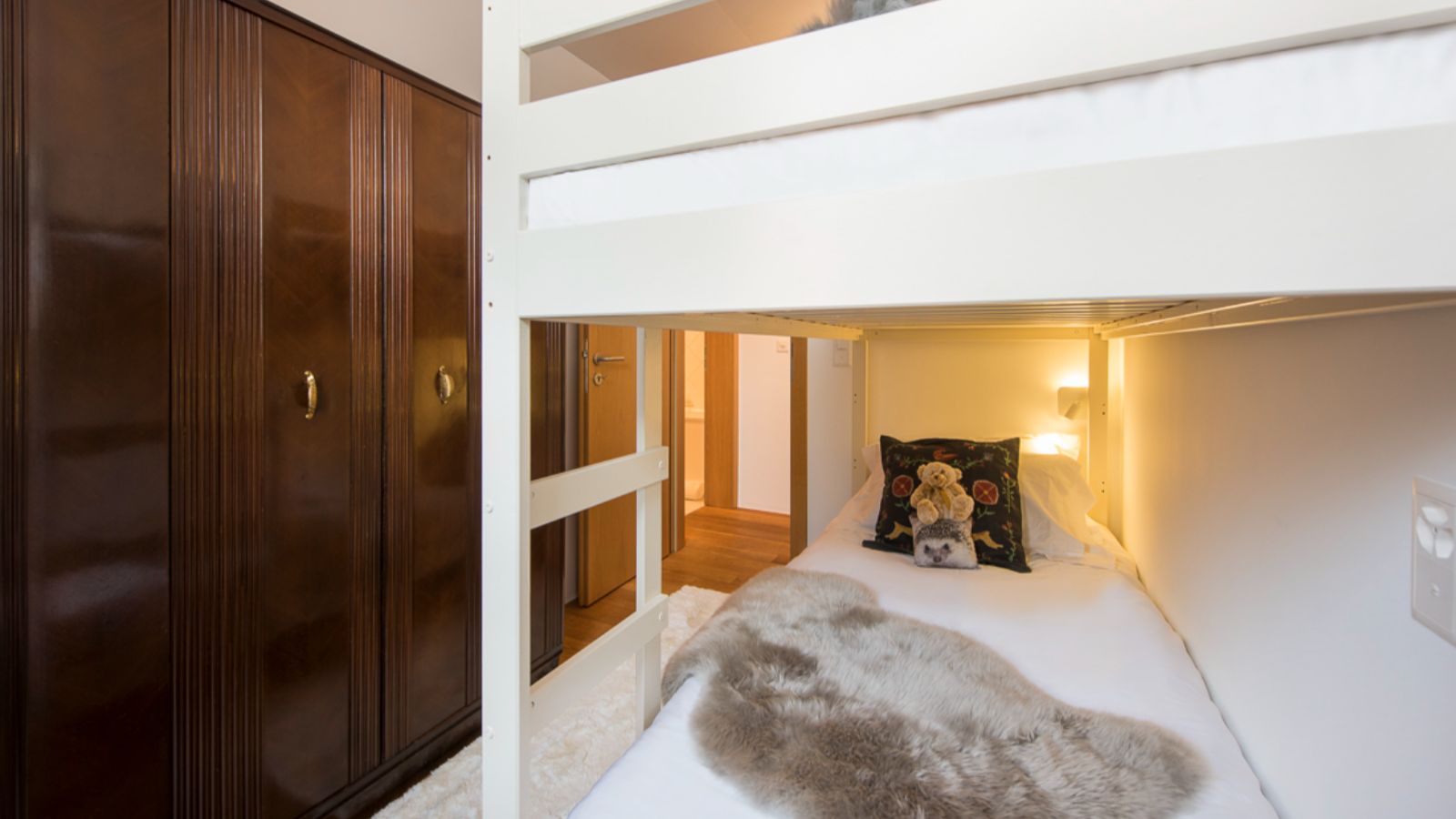 Luxury-ski-chalet-Chalet Peregrine-oxford-ski Bedroom (8).jpg