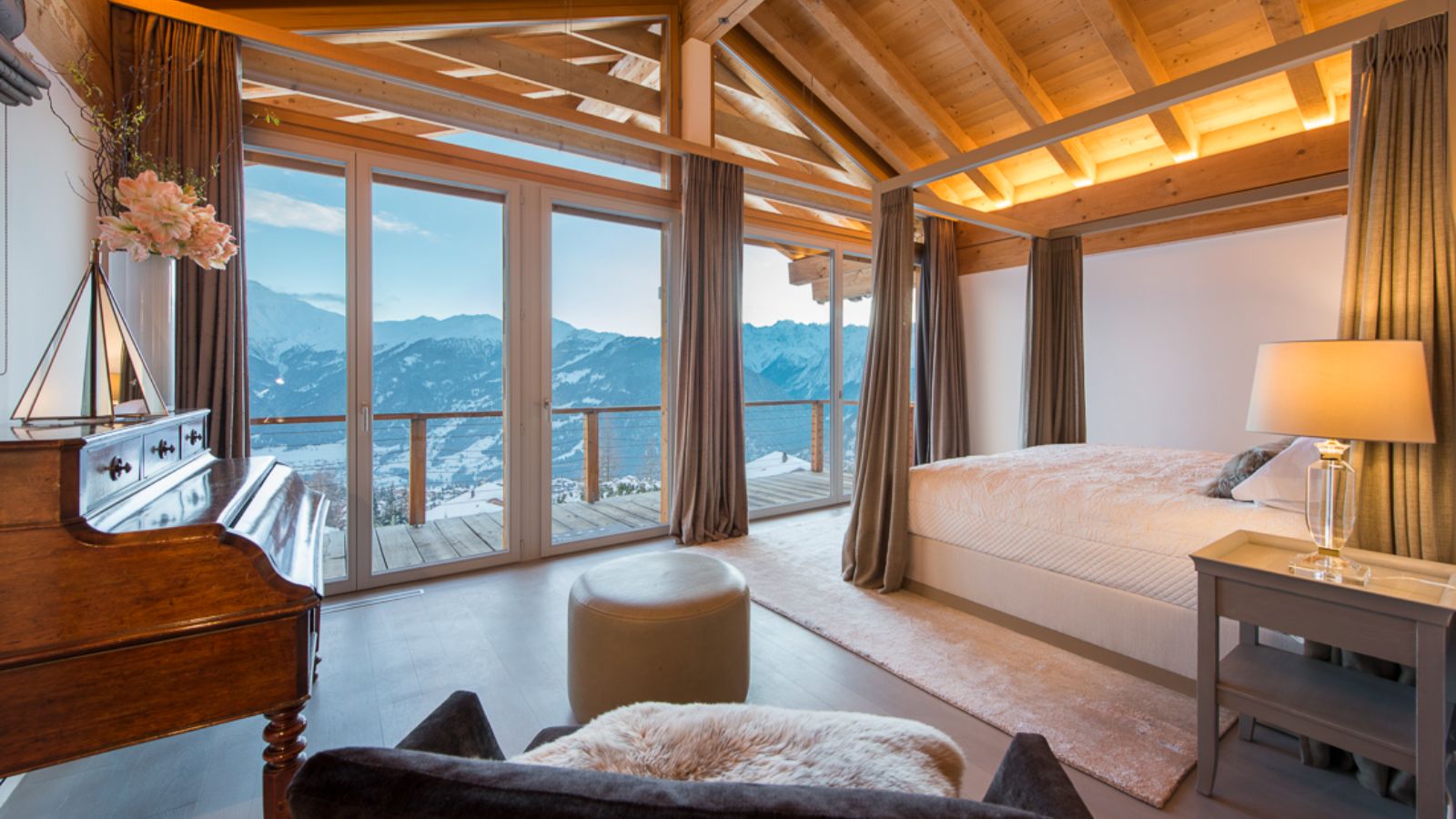 Luxury-ski-chalet-Chalet Peregrine-oxford-ski Bedroom (9).jpg
