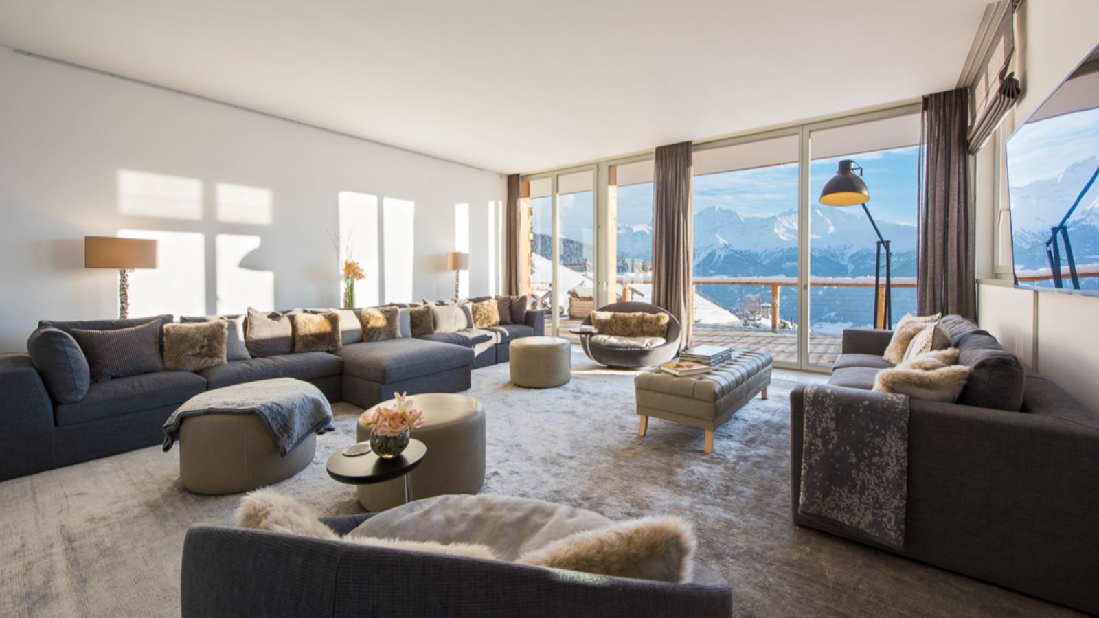 Luxury-ski-chalet-Chalet Peregrine-oxford-ski Lounge (4).jpg