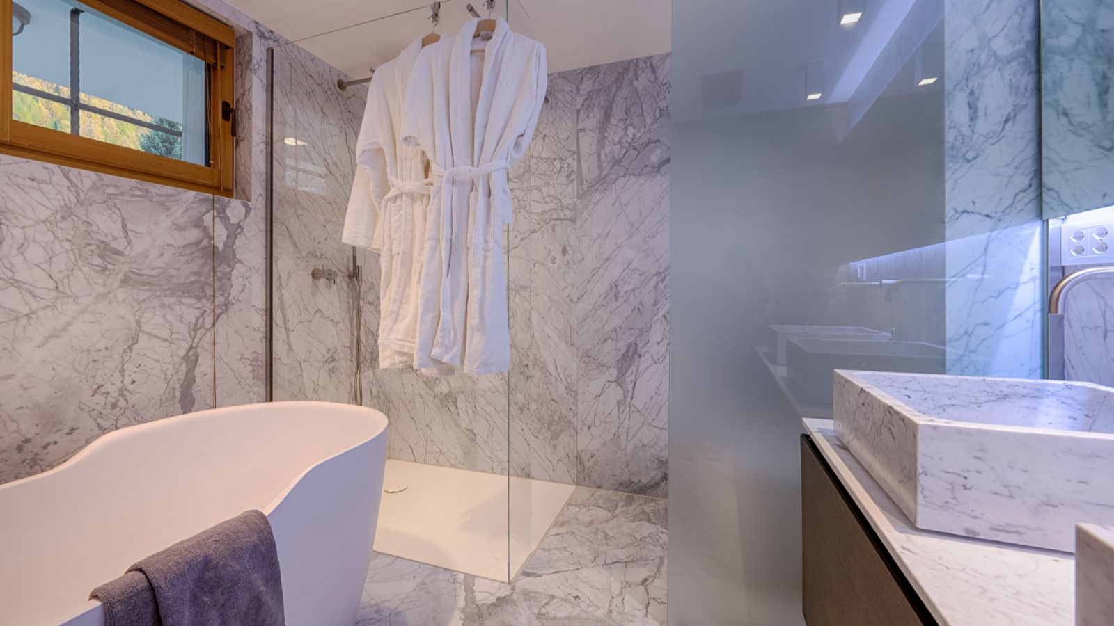 Luxury-ski-chalet-Chalet Kemaura-oxford-ski Bathroom (4).jpg