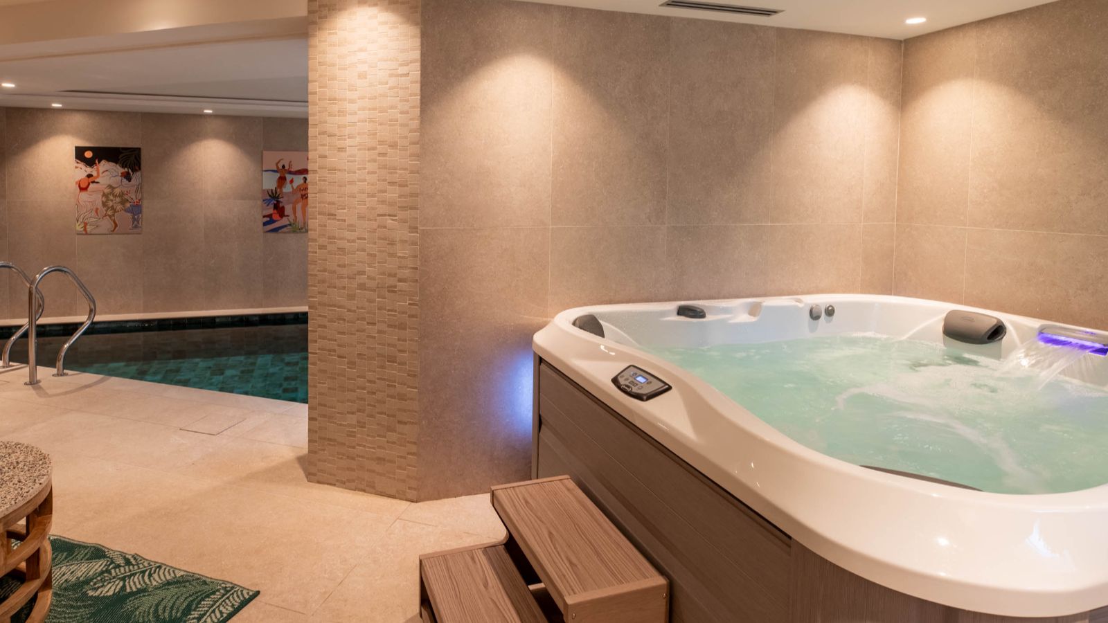 Luxury-ski-chalet-Chalet Yolo -oxford-ski - Hot Tub.jpg