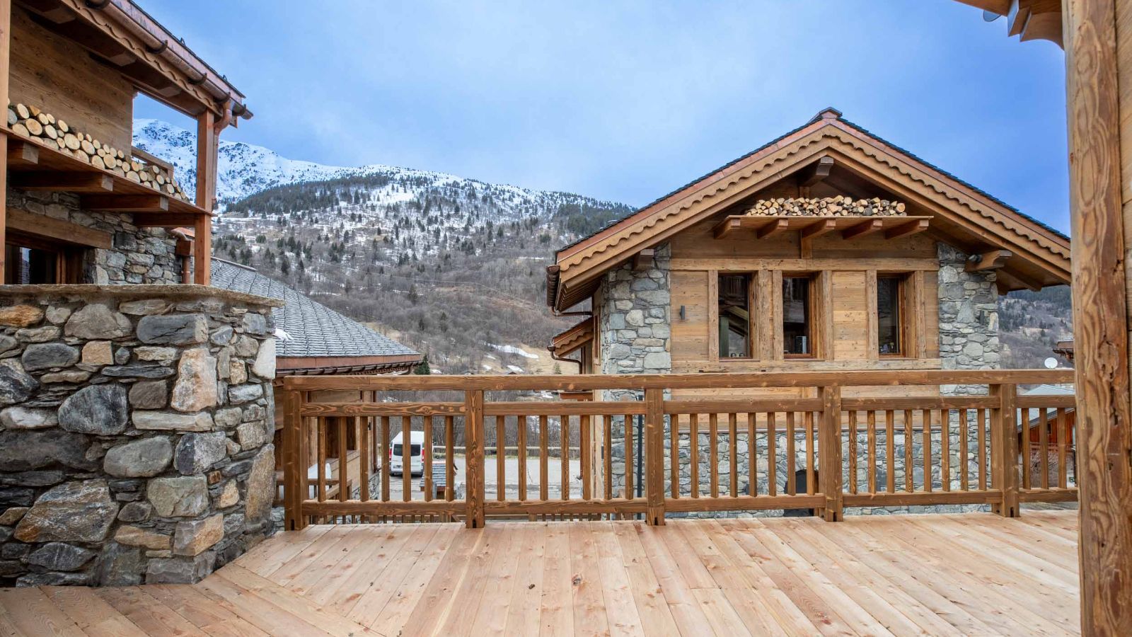 Luxury-ski-chalet-Chalet Yolo -oxford-ski Balcony.jpg