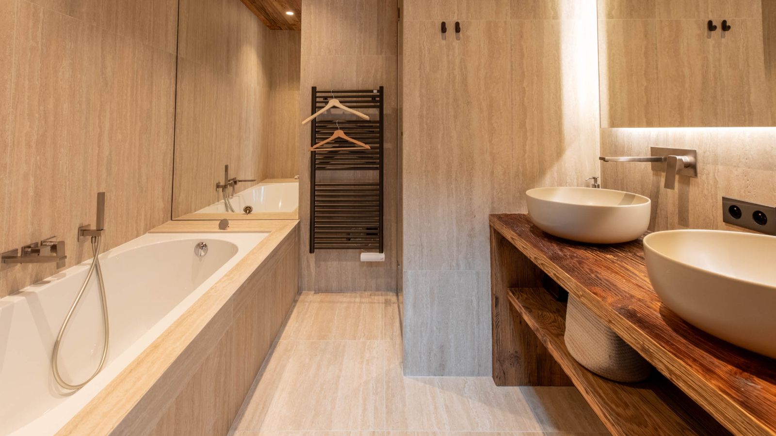 Luxury-ski-chalet-Chalet Yolo -oxford-ski Bathroom (2).jpg