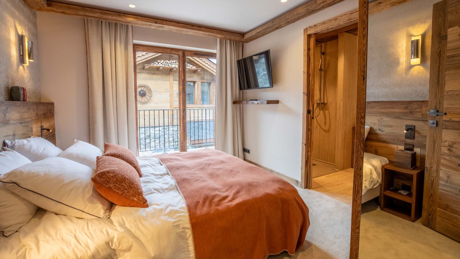 Luxury-ski-chalet-Chalet Yolo -oxford-ski Bedroom (2).jpg