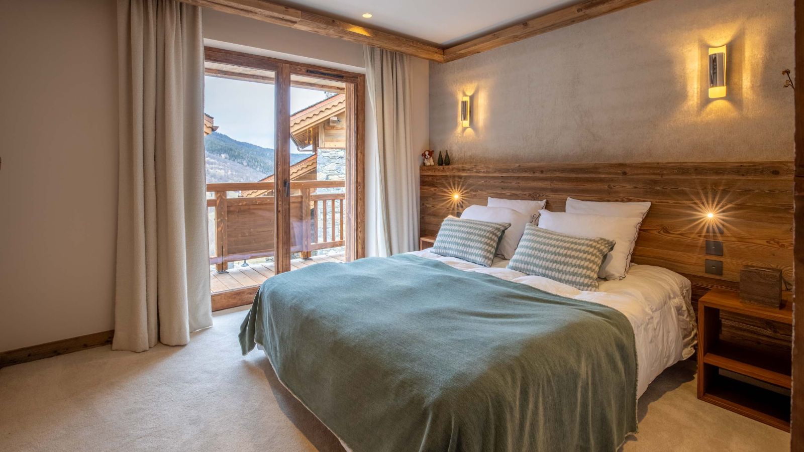 Luxury-ski-chalet-Chalet Yolo -oxford-ski Bedroom (4).jpg