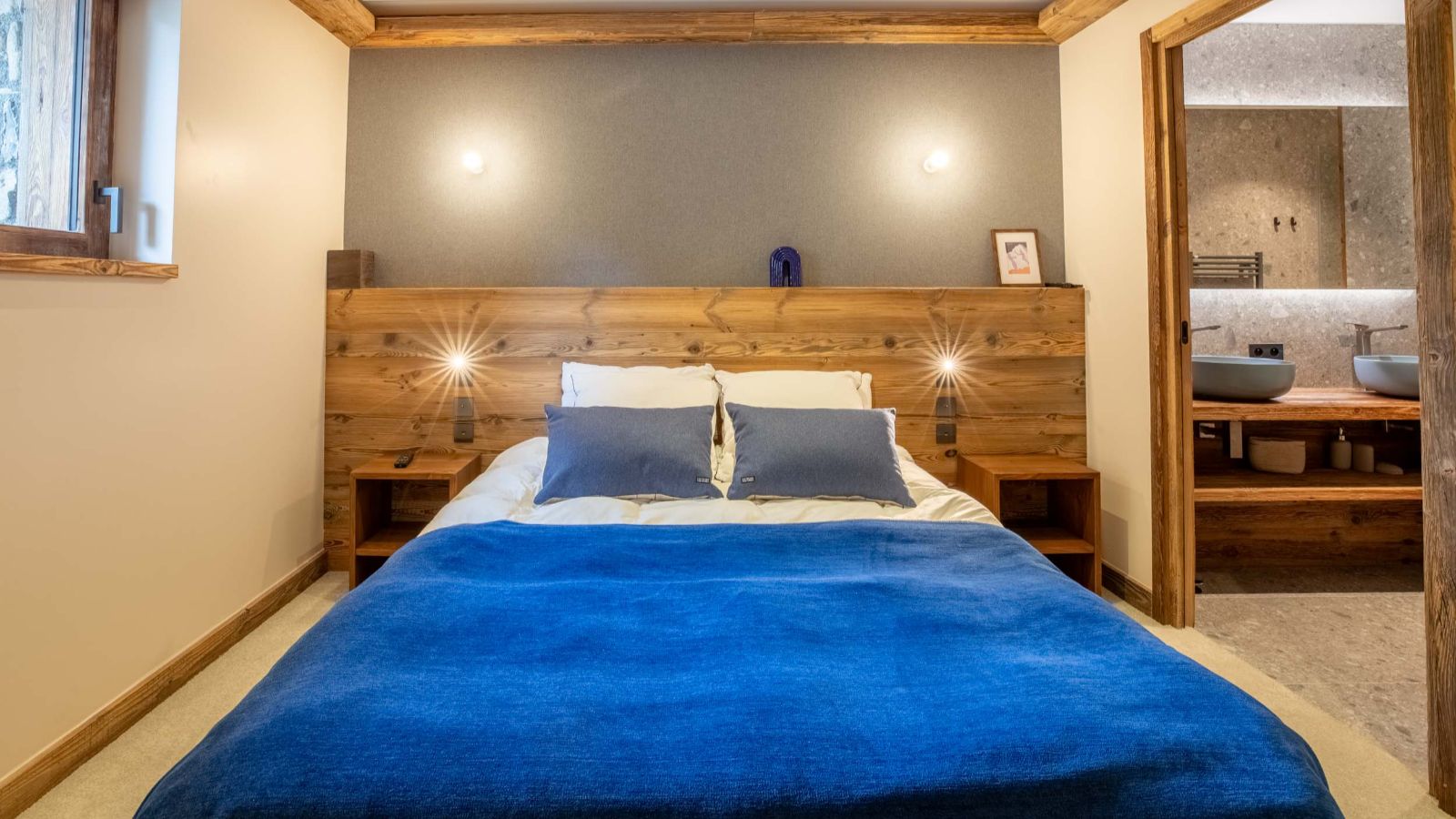 Luxury-ski-chalet-Chalet Yolo -oxford-ski Bedroom (6).jpg