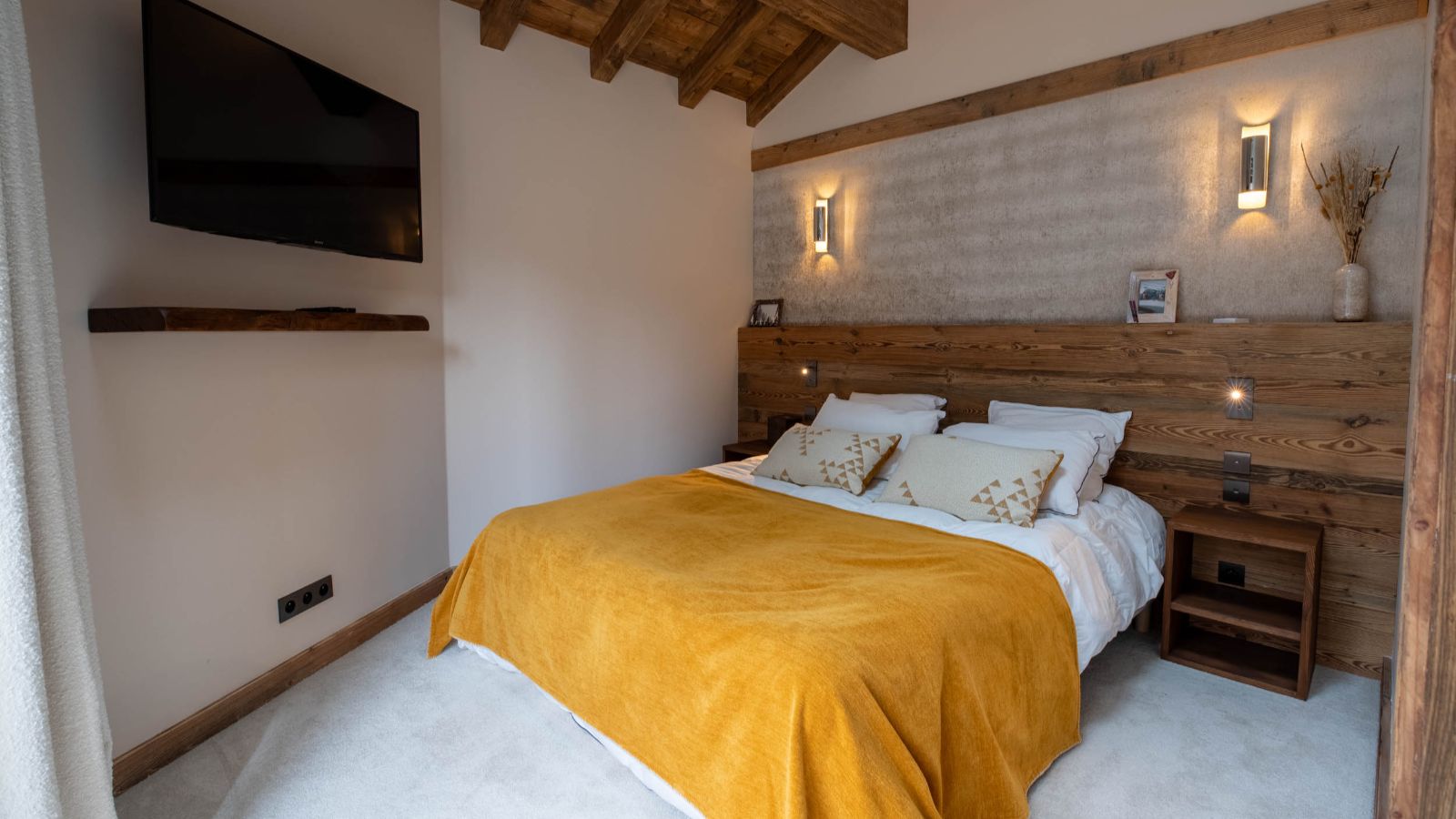 Luxury-ski-chalet-Chalet Yolo -oxford-ski Bedroom.jpg