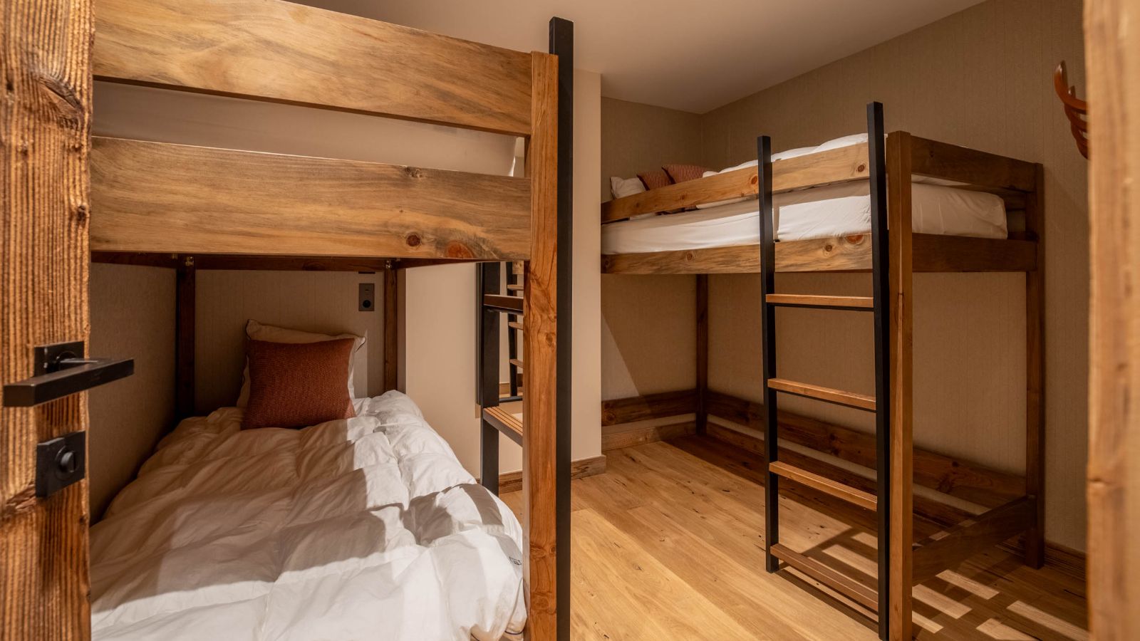 Luxury-ski-chalet-Chalet Yolo -oxford-ski Bunk room (2).jpg