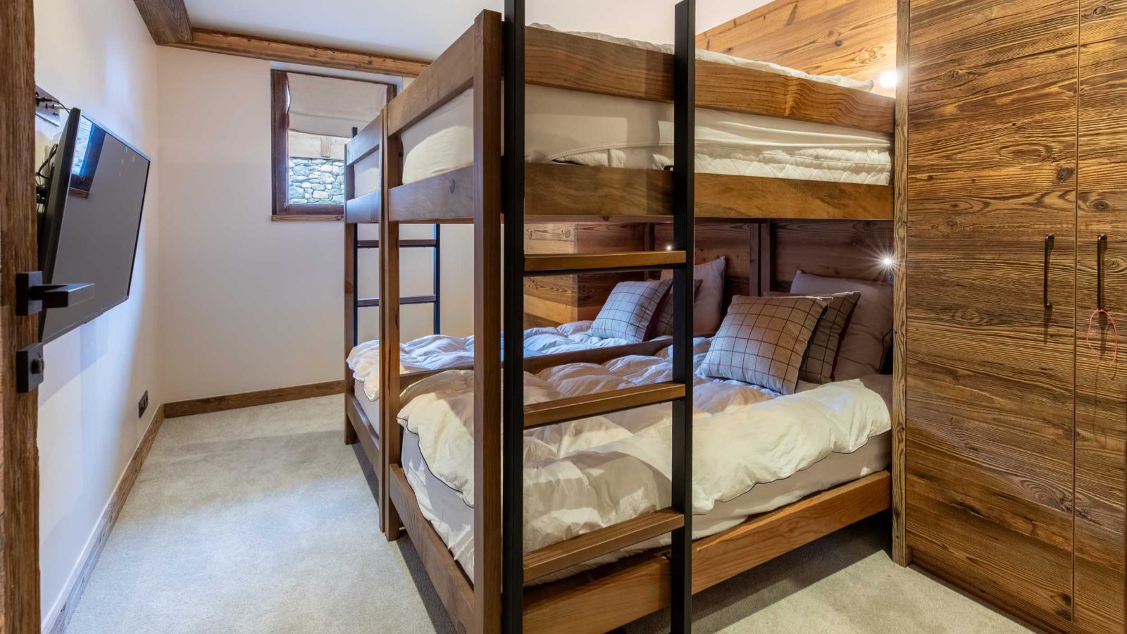 Luxury-ski-chalet-Chalet Yolo -oxford-ski Bunk Room.jpg