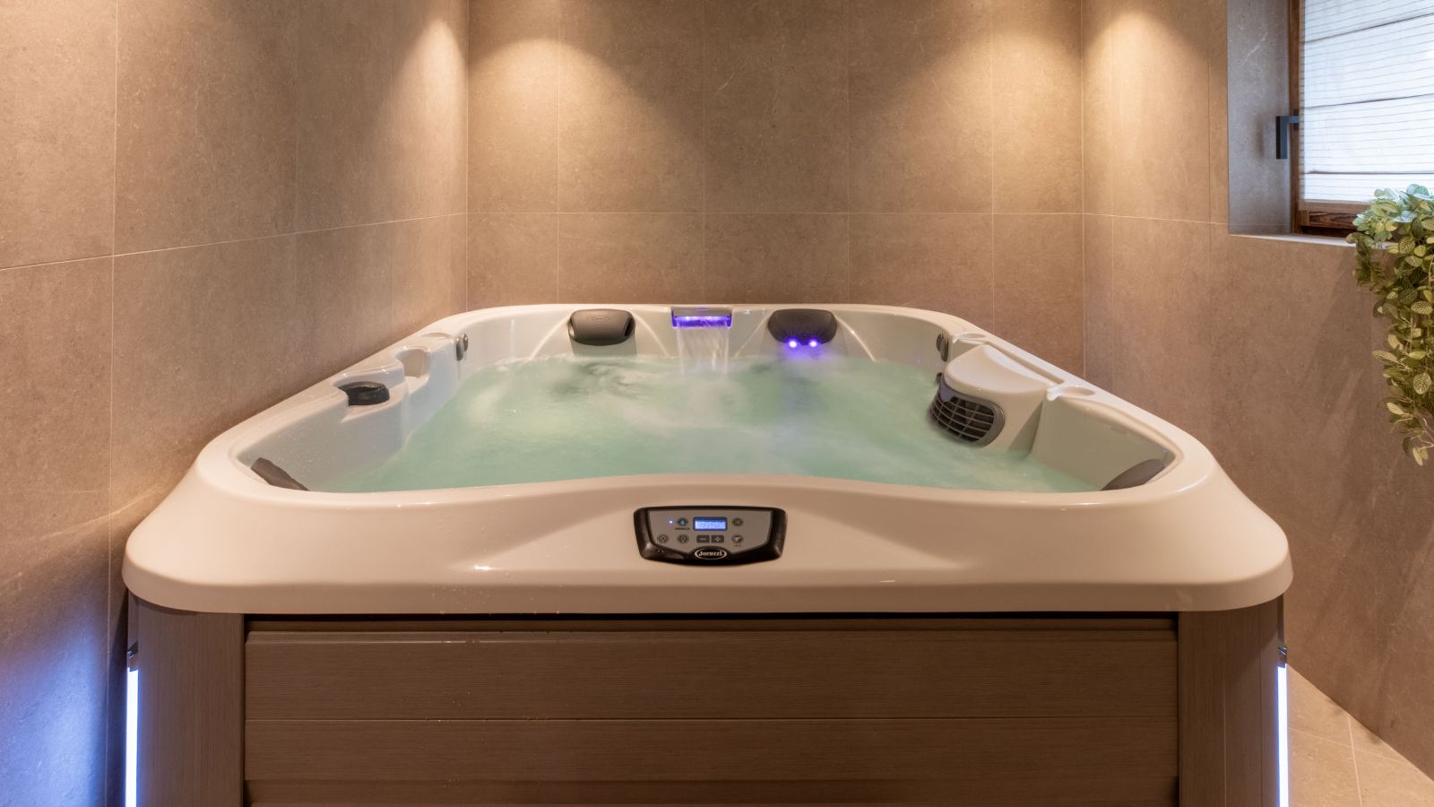 Luxury-ski-chalet-Chalet Yolo -oxford-ski Hot Tub (2).jpg